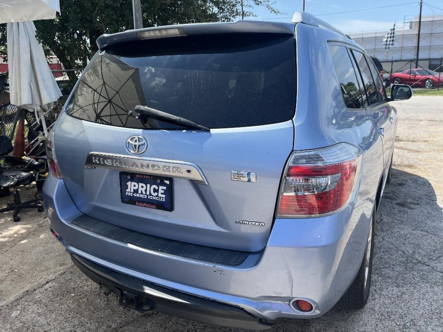 2010 WHITE TOYOTA HIGHLANDER HYBRID Limited 4WD (JTEJW3EHXA2) with an 3.3L V6 DOHC 24V HYBRID engine, AUTOMATIC transmission, located at 2303 West Mt. Houston, Houston, Texas, 77038, (281) 507-3956, 29.771597, -95.339569 - Photo#2