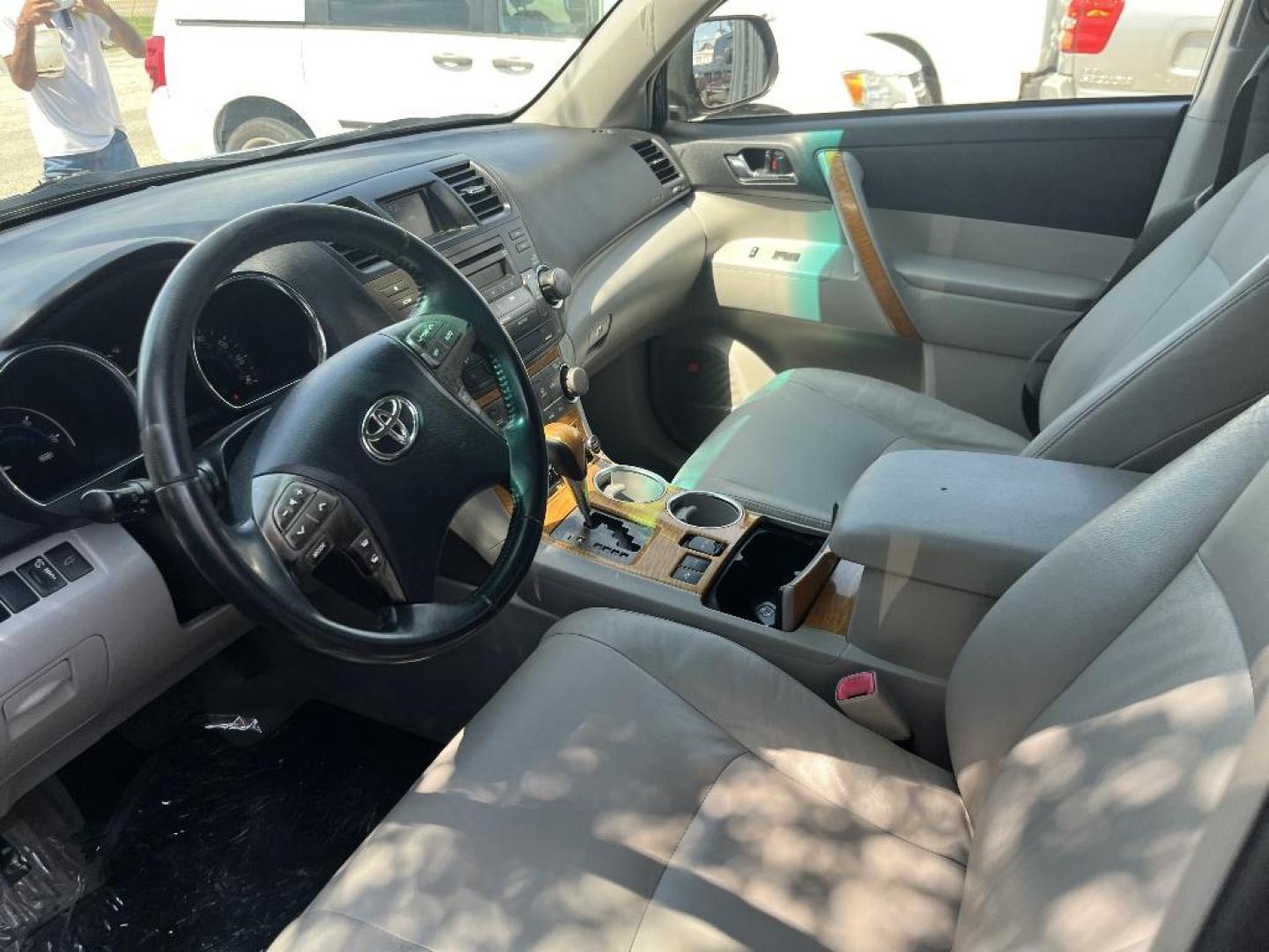 2010 WHITE TOYOTA HIGHLANDER HYBRID Limited 4WD (JTEJW3EHXA2) with an 3.3L V6 DOHC 24V HYBRID engine, AUTOMATIC transmission, located at 2303 West Mt. Houston, Houston, Texas, 77038, (281) 507-3956, 29.771597, -95.339569 - Photo#4