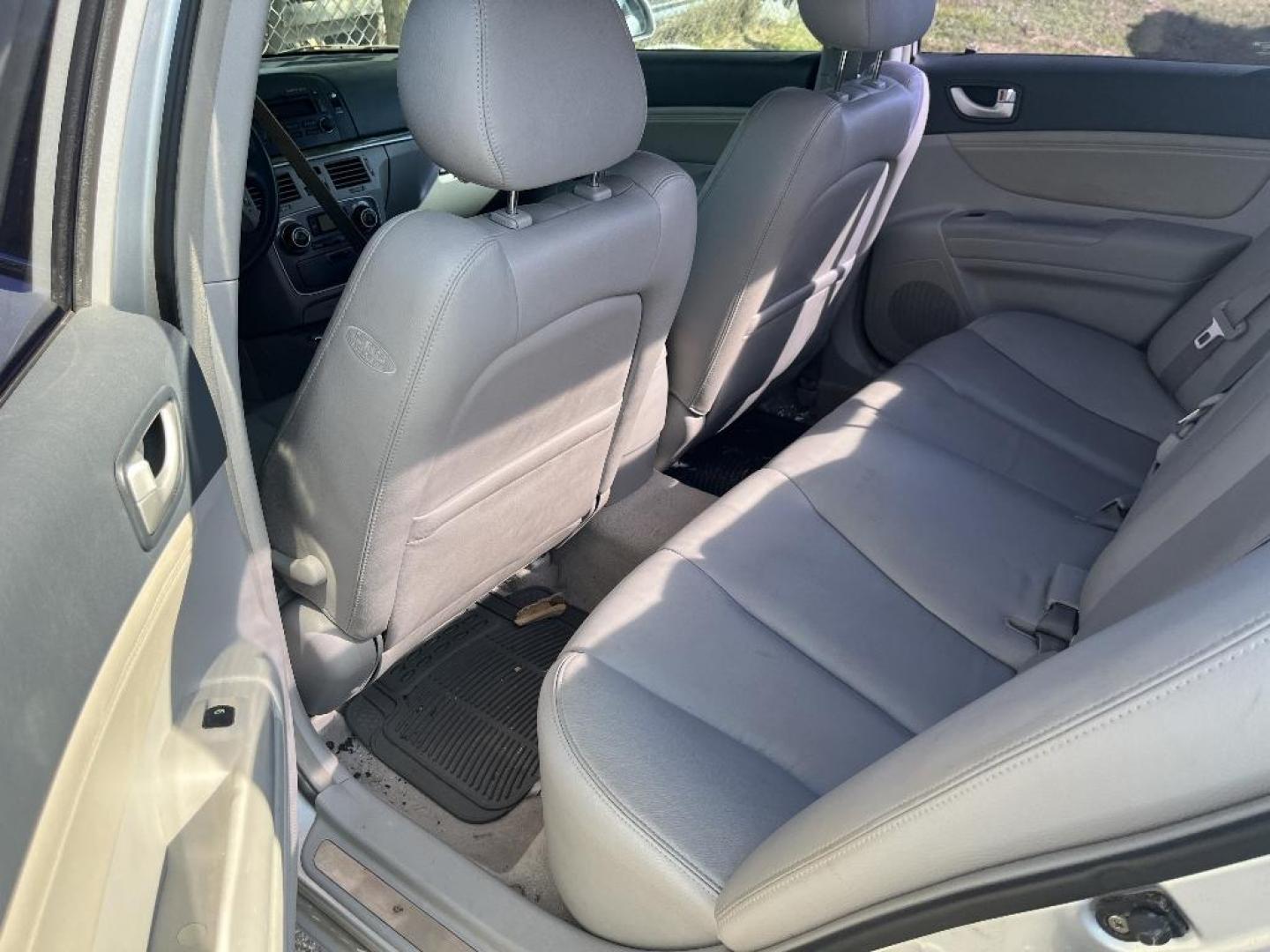 2007 GRAY HYUNDAI SONATA SE XM (5NPEU46FX7H) with an 3.3L V6 DOHC 24V engine, AUTOMATIC transmission, located at 2303 West Mt. Houston, Houston, Texas, 77038, (281) 507-3956, 29.771597, -95.339569 - Photo#3