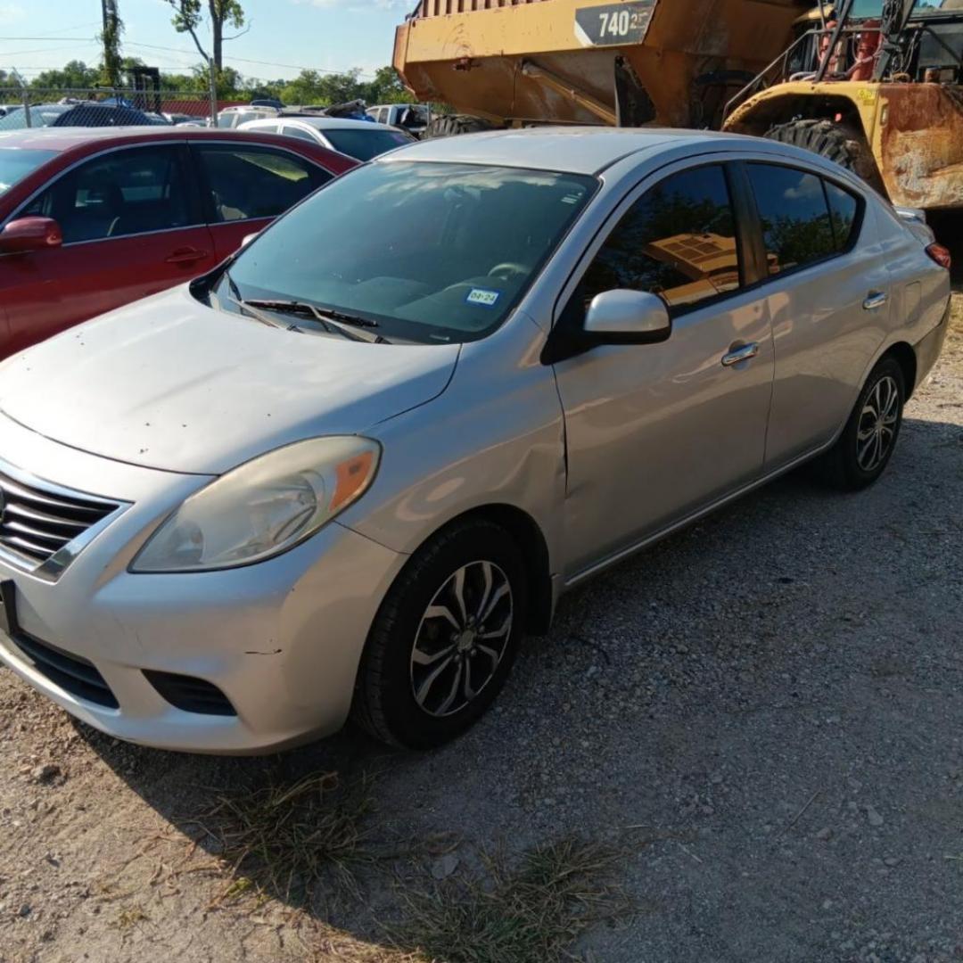 2013 GRAY NISSAN VERSA 1.6 S 5M (3N1CN7APXDL) with an 1.6L L4 DOHC 16V engine, AUTOMATIC transmission, located at 2303 West Mt. Houston, Houston, Texas, 77038, (281) 507-3956, 29.771597, -95.339569 - Photo#1