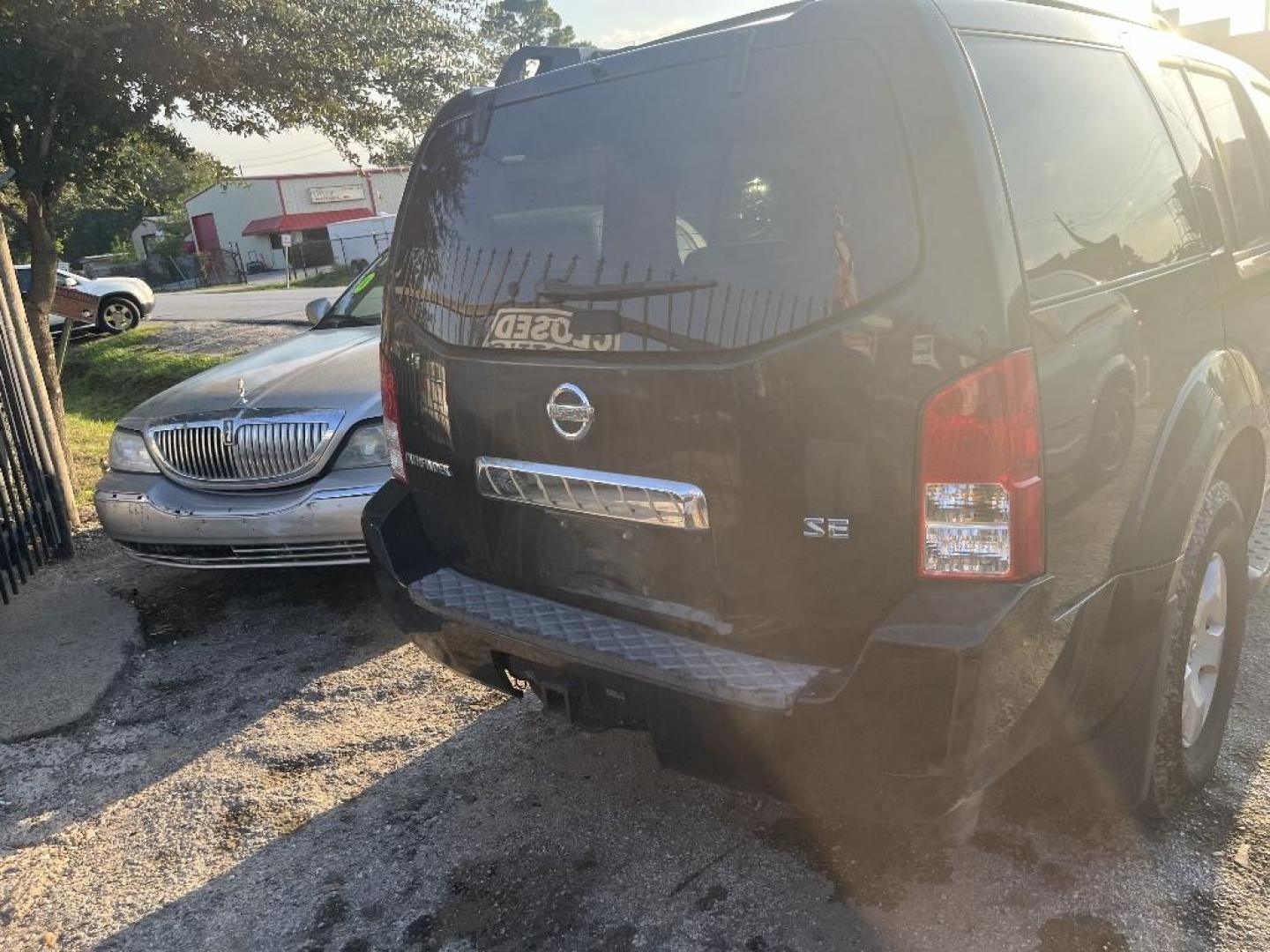 2006 BLACK NISSAN PATHFINDER LE 4WD (5N1AR18W56C) with an 3.5L V6 DOHC 24V engine, AUTOMATIC transmission, located at 2303 West Mt. Houston, Houston, Texas, 77038, (281) 507-3956, 29.771597, -95.339569 - Photo#2