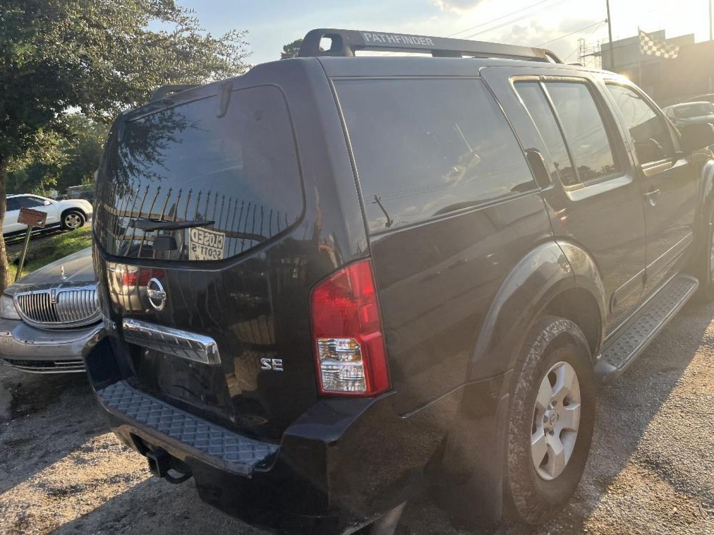 2006 BLACK NISSAN PATHFINDER LE 4WD (5N1AR18W56C) with an 3.5L V6 DOHC 24V engine, AUTOMATIC transmission, located at 2303 West Mt. Houston, Houston, Texas, 77038, (281) 507-3956, 29.771597, -95.339569 - Photo#3