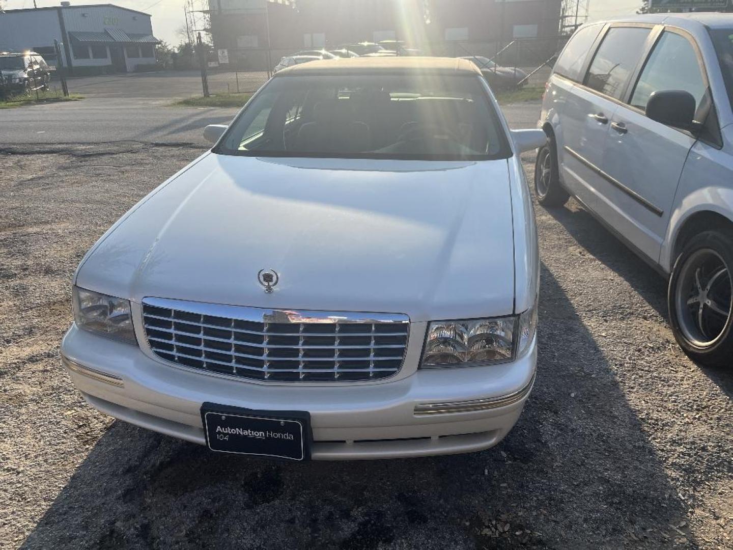 1999 WHITE CADILLAC DEVILLE dElegance (1G6KE54Y5XU) with an 4.6L V8 DOHC 32V engine, AUTOMATIC transmission, located at 2303 West Mt. Houston, Houston, Texas, 77038, (281) 507-3956, 29.771597, -95.339569 - Photo#0