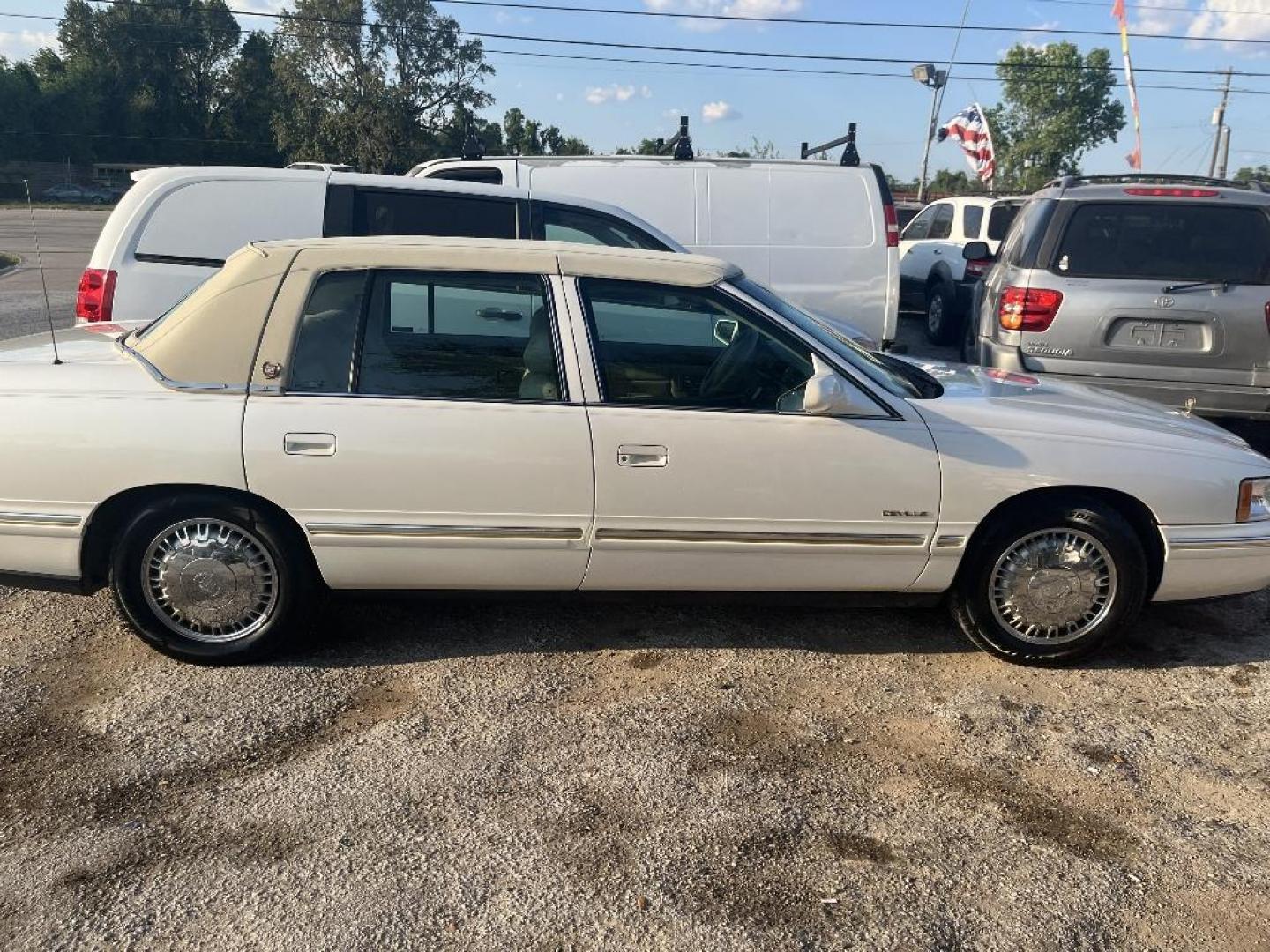 1999 WHITE CADILLAC DEVILLE dElegance (1G6KE54Y5XU) with an 4.6L V8 DOHC 32V engine, AUTOMATIC transmission, located at 2303 West Mt. Houston, Houston, Texas, 77038, (281) 507-3956, 29.771597, -95.339569 - Photo#2