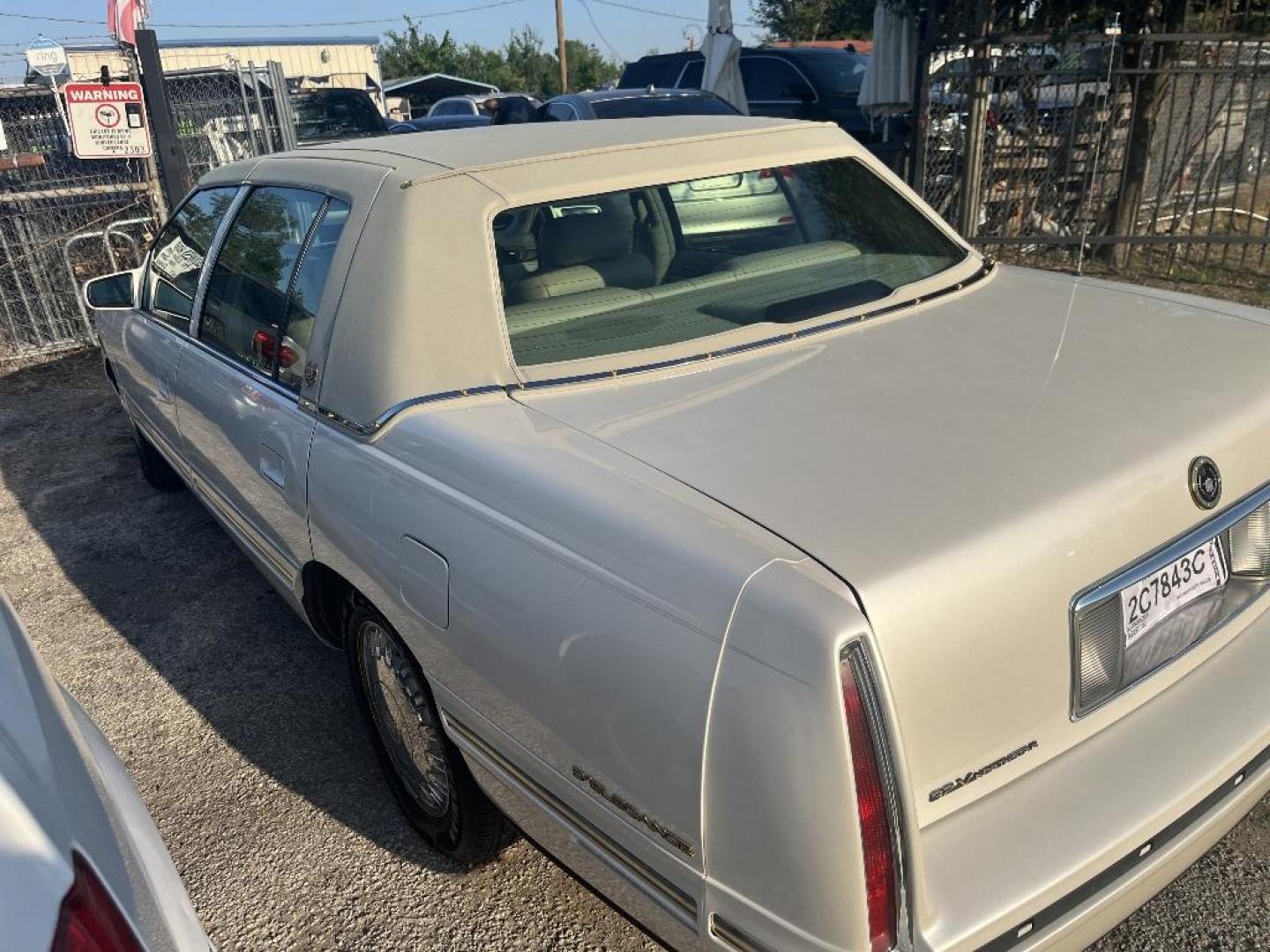 1999 WHITE CADILLAC DEVILLE dElegance (1G6KE54Y5XU) with an 4.6L V8 DOHC 32V engine, AUTOMATIC transmission, located at 2303 West Mt. Houston, Houston, Texas, 77038, (281) 507-3956, 29.771597, -95.339569 - Photo#3