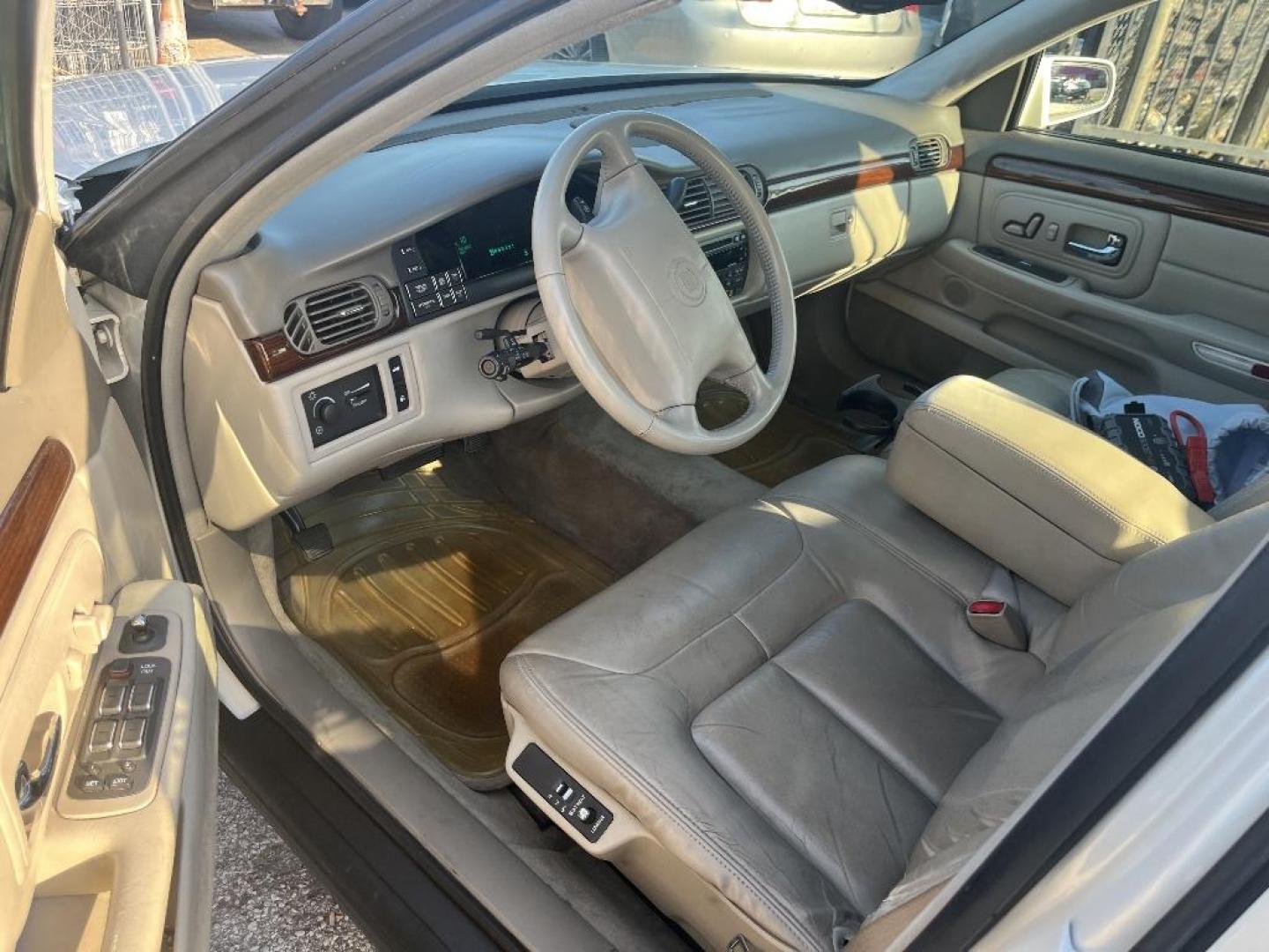 1999 WHITE CADILLAC DEVILLE dElegance (1G6KE54Y5XU) with an 4.6L V8 DOHC 32V engine, AUTOMATIC transmission, located at 2303 West Mt. Houston, Houston, Texas, 77038, (281) 507-3956, 29.771597, -95.339569 - Photo#4