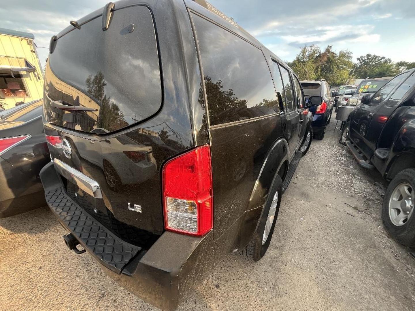 2006 BLACK NISSAN PATHFINDER LE 2WD (5N1AR18U96C) with an 3.5L V6 DOHC 24V engine, AUTOMATIC transmission, located at 2303 West Mt. Houston, Houston, Texas, 77038, (281) 507-3956, 29.771597, -95.339569 - Photo#2