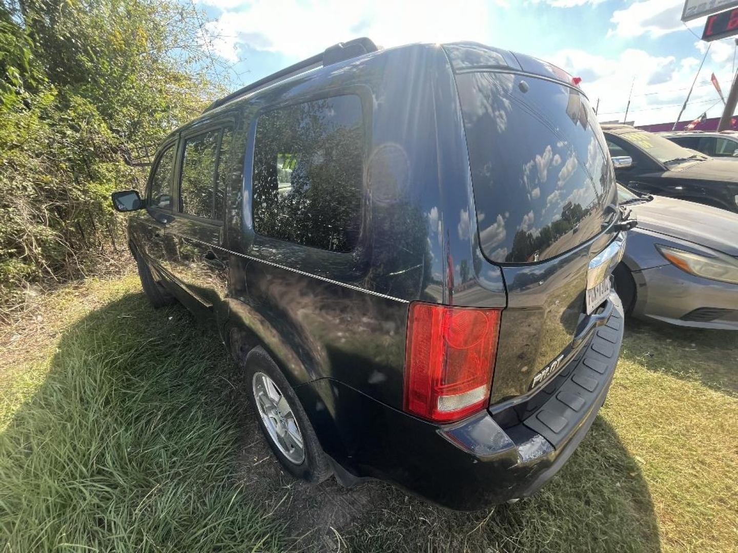 2011 BLUE HONDA PILOT EX-L 2WD 5-Spd AT (5FNYF3H56BB) with an 3.5L V6 SOHC 24V engine, AUTOMATIC transmission, located at 2303 West Mt. Houston, Houston, Texas, 77038, (281) 507-3956, 29.771597, -95.339569 - Photo#9