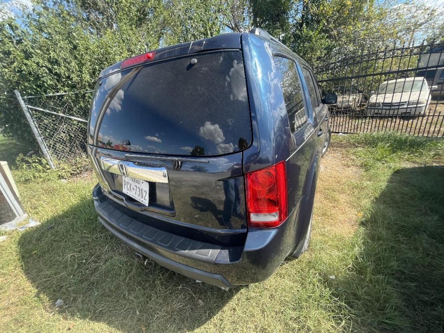 2011 BLUE HONDA PILOT EX-L 2WD 5-Spd AT (5FNYF3H56BB) with an 3.5L V6 SOHC 24V engine, AUTOMATIC transmission, located at 2303 West Mt. Houston, Houston, Texas, 77038, (281) 507-3956, 29.771597, -95.339569 - Photo#3