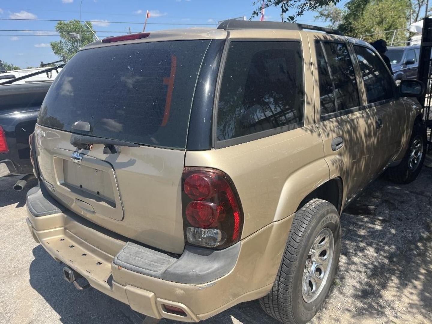 2007 TAN CHEVROLET TRAILBLAZER LS1 2WD (1GNDS13S772) with an 4.2L L6 DOHC 24V engine, AUTOMATIC transmission, located at 2303 West Mt. Houston, Houston, Texas, 77038, (281) 507-3956, 29.771597, -95.339569 - Photo#2