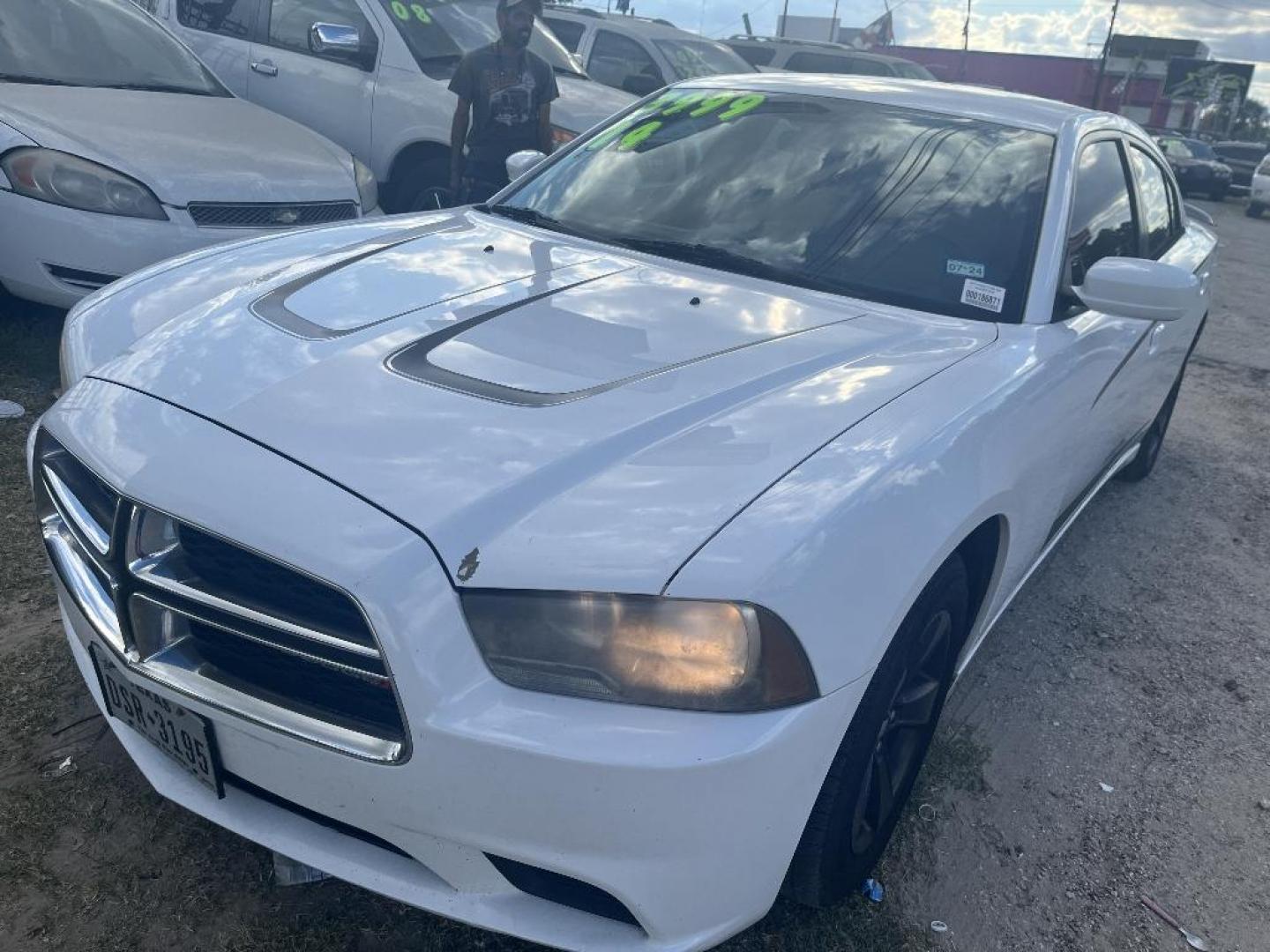 2014 WHITE DODGE CHARGER SE (2C3CDXBGXEH) with an 3.6L V6 DOHC 24V engine, AUTOMATIC transmission, located at 2303 West Mt. Houston, Houston, Texas, 77038, (281) 507-3956, 29.771597, -95.339569 - Photo#4