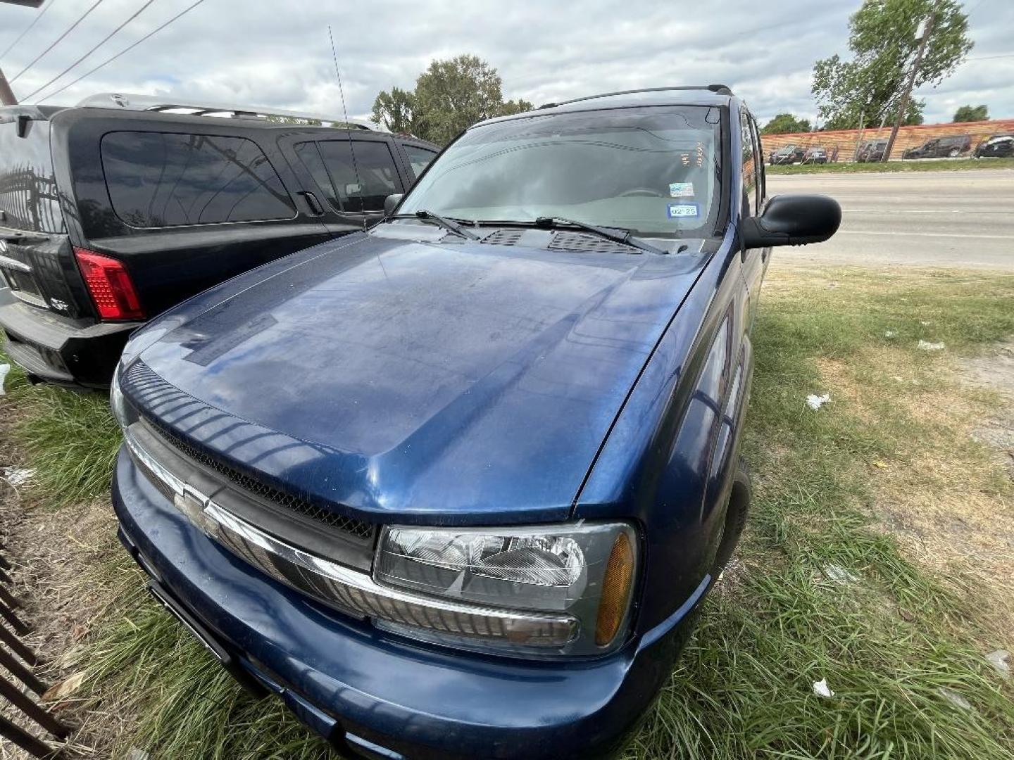 2004 BLUE CHEVROLET TRAILBLAZER LS 2WD (1GNDS13S142) with an 4.2L L6 DOHC 24V engine, AUTOMATIC transmission, located at 2303 West Mt. Houston, Houston, Texas, 77038, (281) 507-3956, 29.771597, -95.339569 - Photo#1