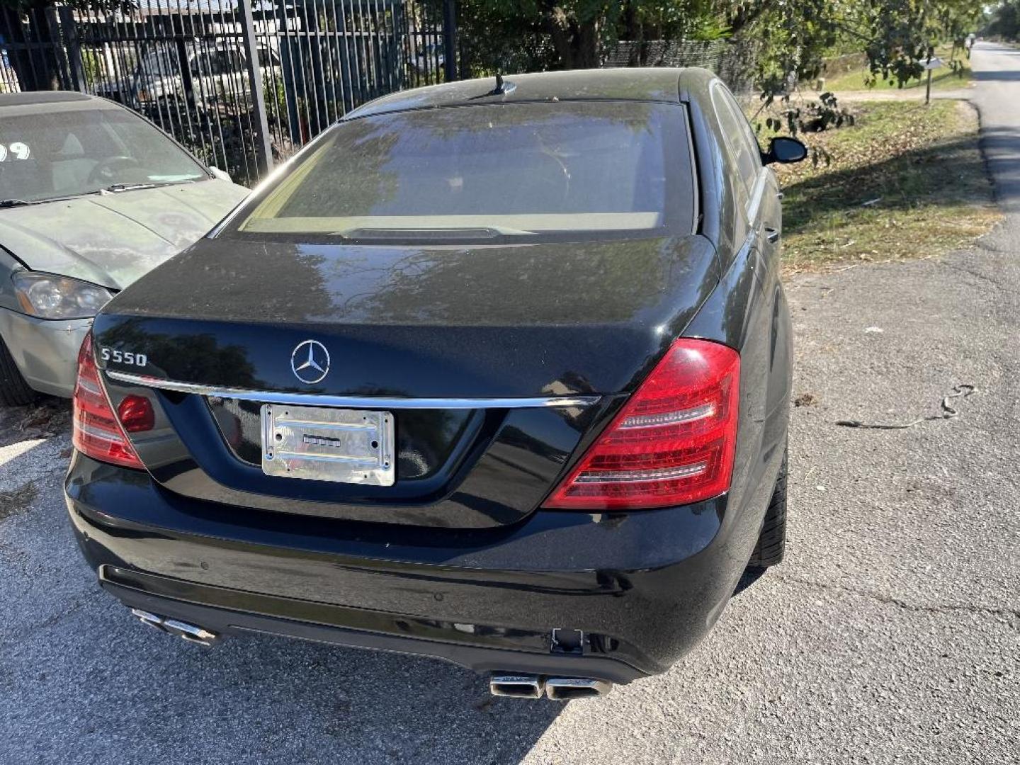 2009 BLACK MERCEDES-BENZ S-CLASS S550 (WDDNG71X69A) with an 5.5L V8 DOHC 32V engine, AUTOMATIC transmission, located at 2303 West Mt. Houston, Houston, Texas, 77038, (281) 507-3956, 29.771597, -95.339569 - Photo#5