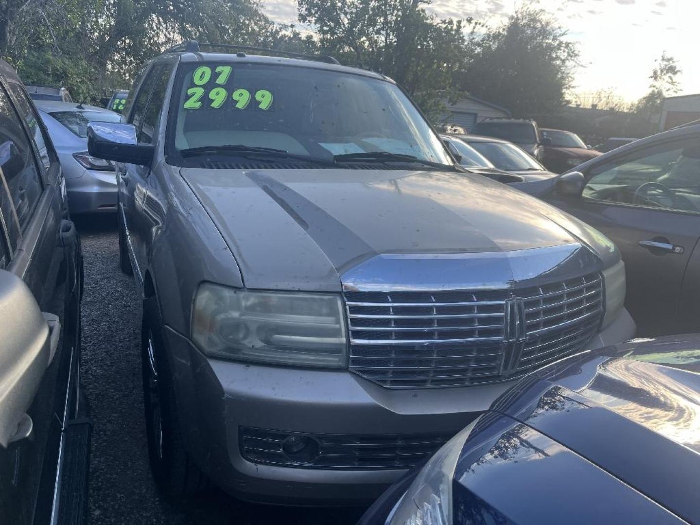 2007 WHITE LINCOLN NAVIGATOR 2WD Luxury (5LMFU275X7L) with an 5.4L V8 SOHC 24V engine, AUTOMATIC transmission, located at 2303 West Mt. Houston, Houston, 77038, (281) 507-3956, 29.771597, -95.339569 - Photo#0