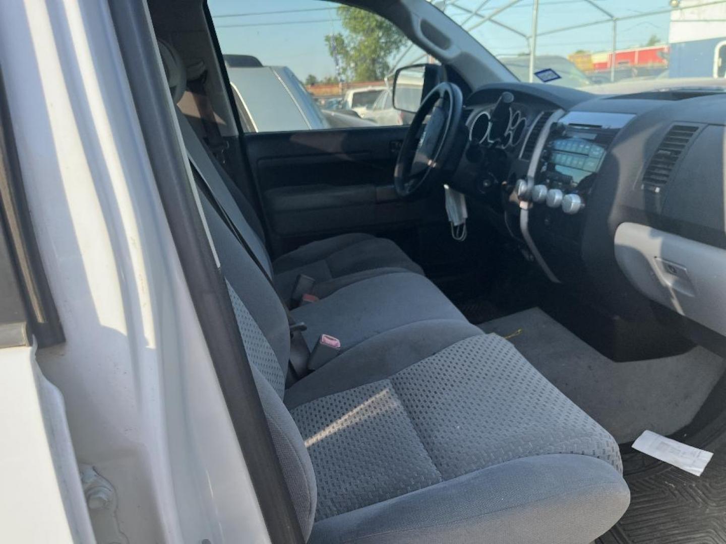 2011 WHITE TOYOTA TUNDRA Tundra-Grade Double Cab 4.6L 2WD (5TFRM5F13BX) with an 4.6L V8 DOHC 32V engine, AUTOMATIC transmission, located at 2303 West Mt. Houston, Houston, Texas, 77038, (281) 507-3956, 29.771597, -95.339569 - Photo#3