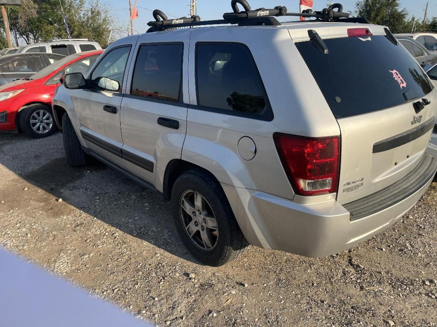 2005 GRAY JEEP GRAND CHEROKEE Laredo 4WD (1J4GR48K75C) with an 3.7L V6 SOHC 12V engine, AUTOMATIC transmission, located at 2303 West Mt. Houston, Houston, Texas, 77038, (281) 507-3956, 29.771597, -95.339569 - Photo#4