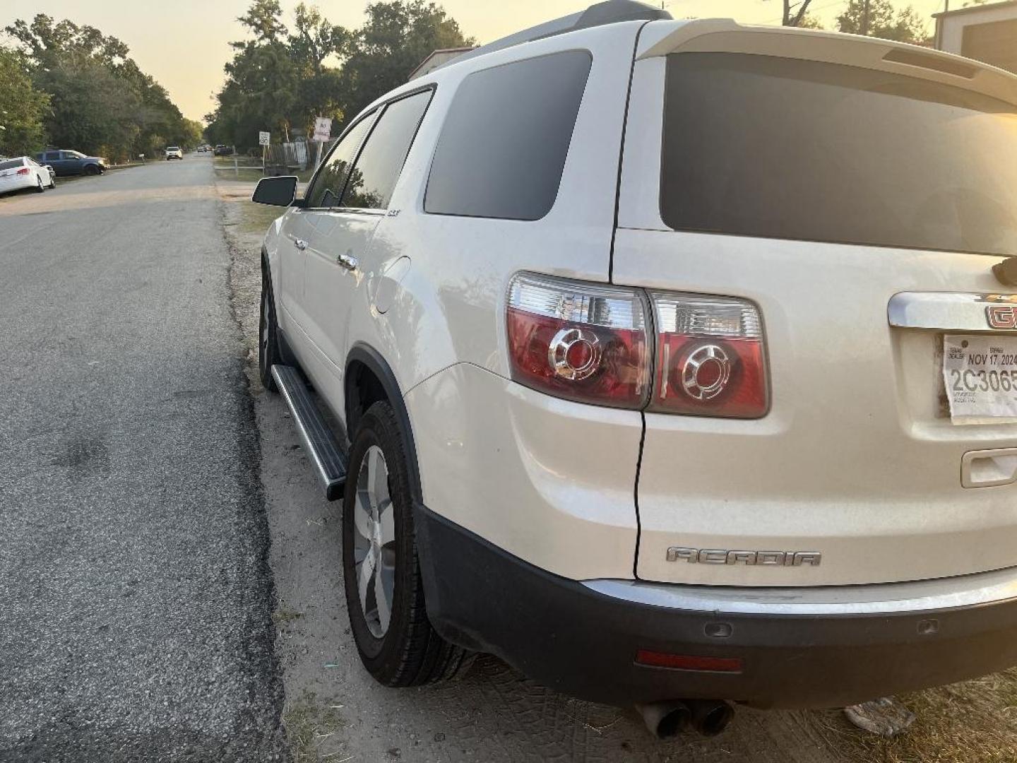 2011 WHITE GMC ACADIA SLT-2 FWD (1GKKRSED6BJ) with an 3.6L V6 DOHC 24V engine, AUTOMATIC transmission, located at 2303 West Mt. Houston, Houston, Texas, 77038, (281) 507-3956, 29.771597, -95.339569 - Photo#4