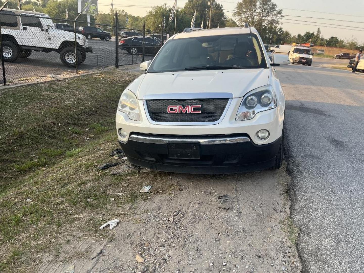 2011 WHITE GMC ACADIA SLT-2 FWD (1GKKRSED6BJ) with an 3.6L V6 DOHC 24V engine, AUTOMATIC transmission, located at 2303 West Mt. Houston, Houston, Texas, 77038, (281) 507-3956, 29.771597, -95.339569 - Photo#5