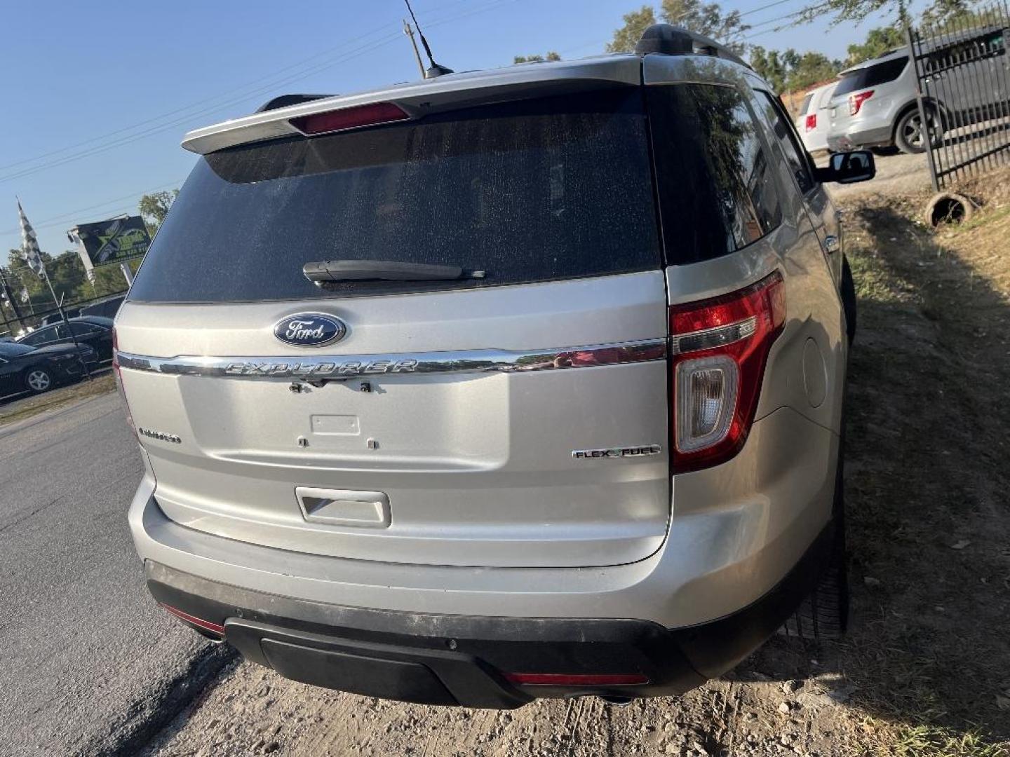 2015 WHITE FORD EXPLORER Limited FWD (1FM5K7F86FG) with an 3.5L V6 DOHC 24V engine, AUTOMATIC transmission, located at 2303 West Mt. Houston, Houston, Texas, 77038, (281) 507-3956, 29.771597, -95.339569 - Photo#4