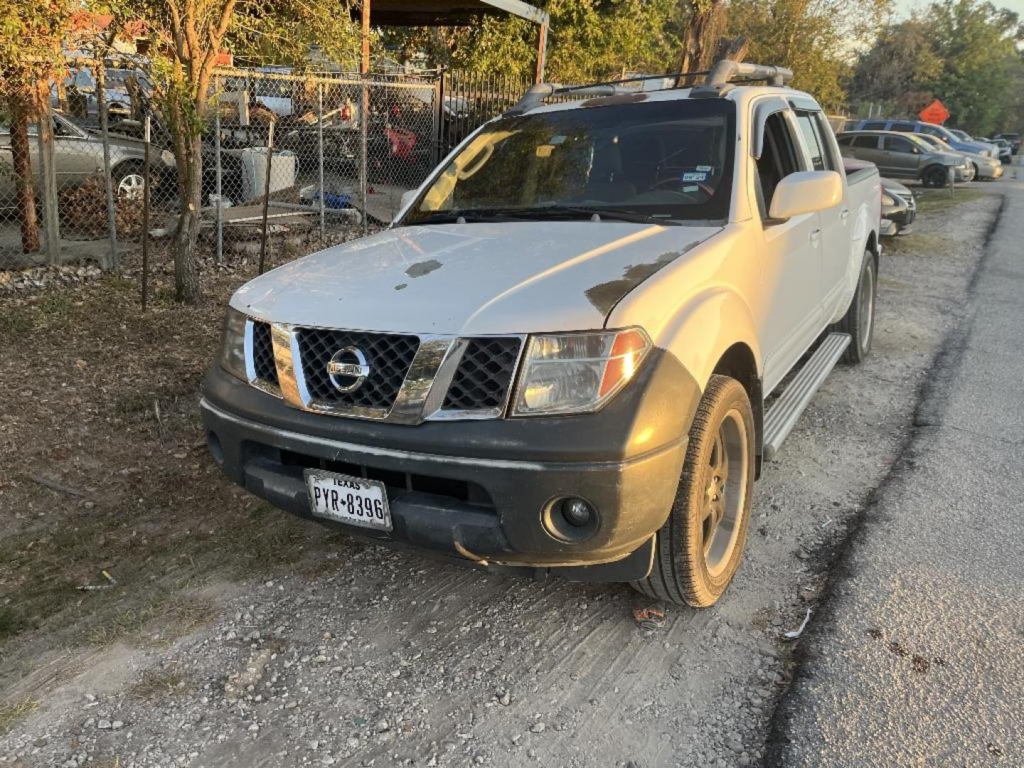 2005 WHITE NISSAN FRONTIER SE Crew Cab 2WD (1N6AD07U75C) with an 4.0L V6 DOHC 24V engine, AUTOMATIC transmission, located at 2303 West Mt. Houston, Houston, 77038, (281) 507-3956, 29.771597, -95.339569 - Photo#0