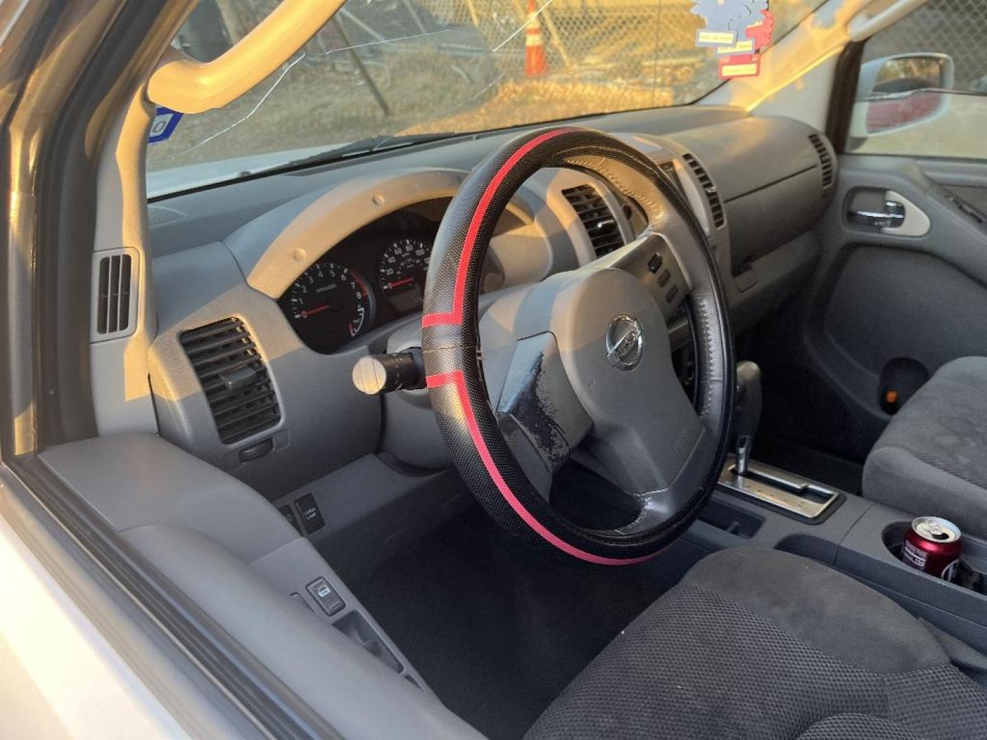 2005 WHITE NISSAN FRONTIER SE Crew Cab 2WD (1N6AD07U75C) with an 4.0L V6 DOHC 24V engine, AUTOMATIC transmission, located at 2303 West Mt. Houston, Houston, 77038, (281) 507-3956, 29.771597, -95.339569 - Photo#2