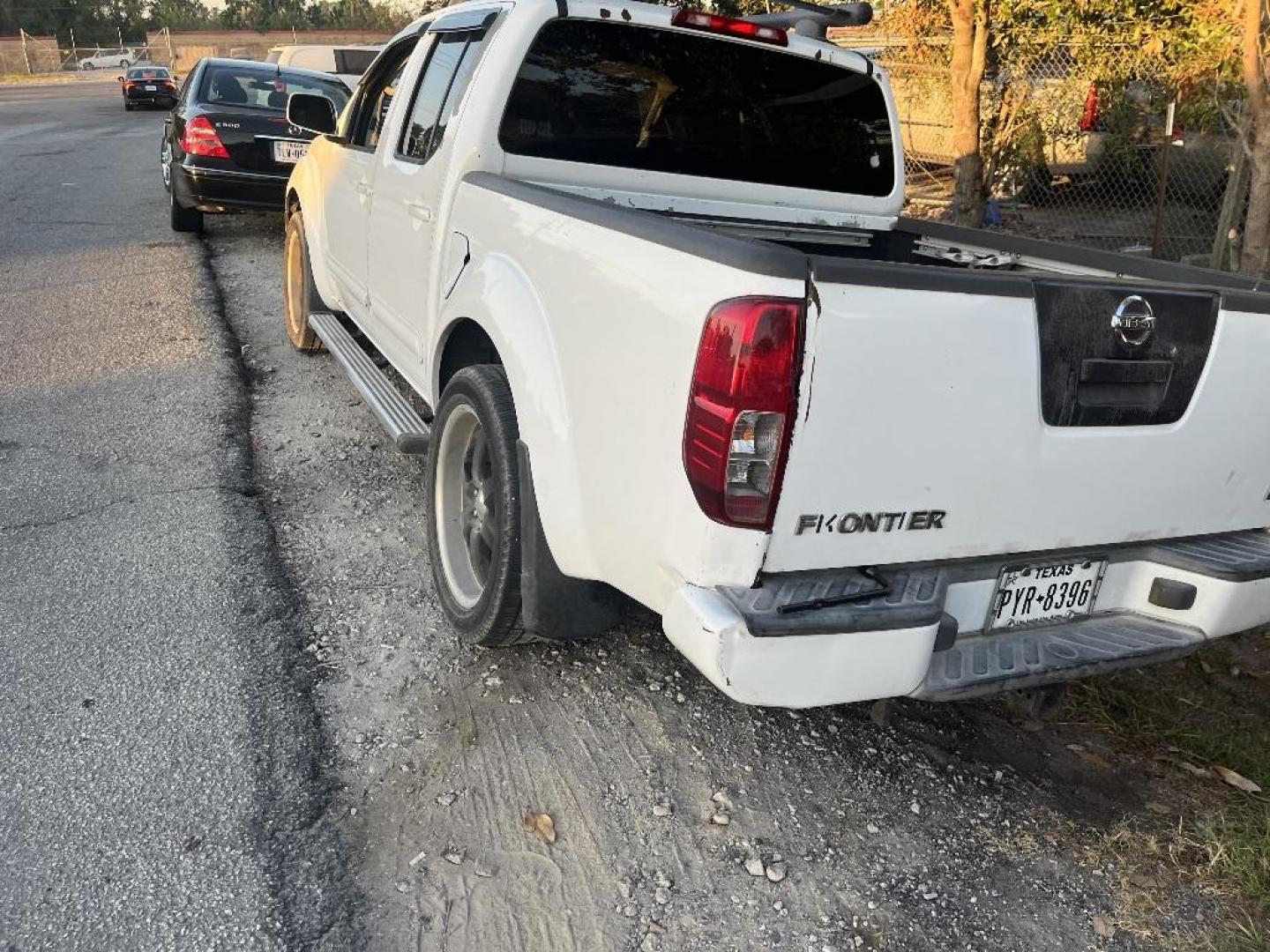 2005 WHITE NISSAN FRONTIER SE Crew Cab 2WD (1N6AD07U75C) with an 4.0L V6 DOHC 24V engine, AUTOMATIC transmission, located at 2303 West Mt. Houston, Houston, 77038, (281) 507-3956, 29.771597, -95.339569 - Photo#4