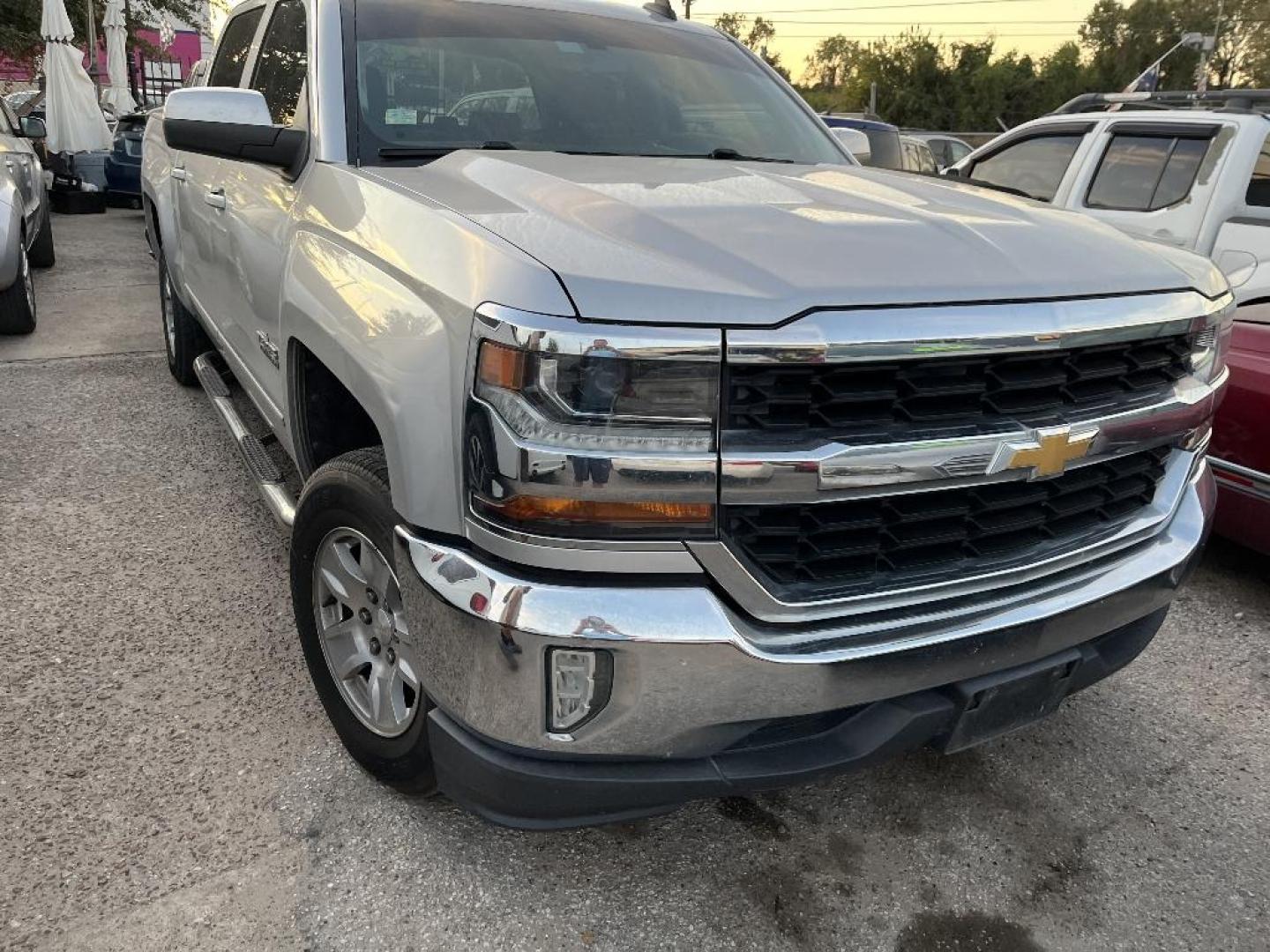 2017 GRAY CHEVROLET SILVERADO 1500 LT Crew Cab 2WD (3GCPCREC2HG) with an 5.3L V8 OHV 16V engine, AUTOMATIC transmission, located at 2303 West Mt. Houston, Houston, 77038, (281) 507-3956, 29.771597, -95.339569 - Photo#0