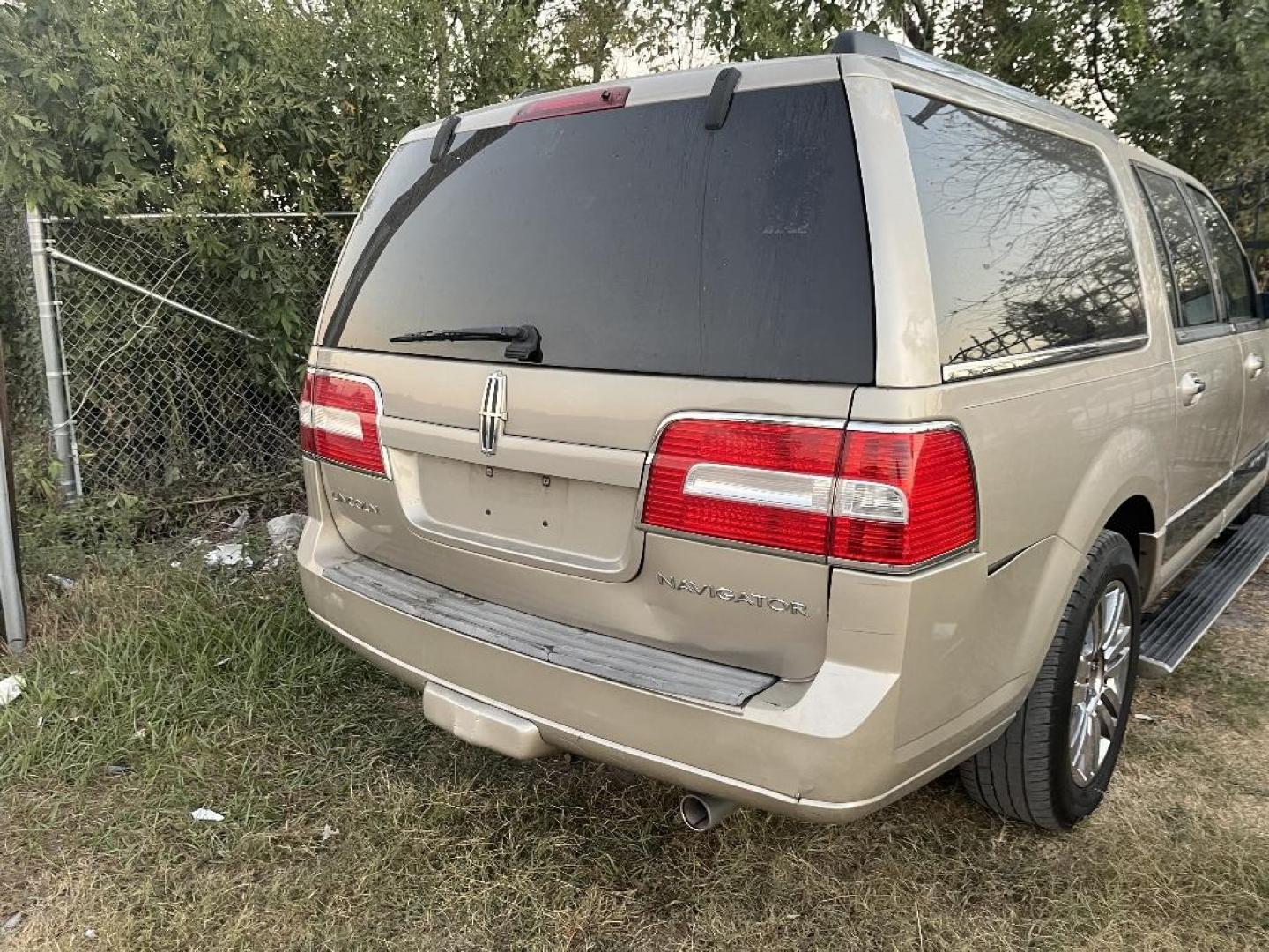 2007 BROWN LINCOLN NAVIGATOR L 2WD (5LMFL27517L) with an 5.4L V8 SOHC 24V engine, AUTOMATIC transmission, located at 2303 West Mt. Houston, Houston, 77038, (281) 507-3956, 29.771597, -95.339569 - Photo#1