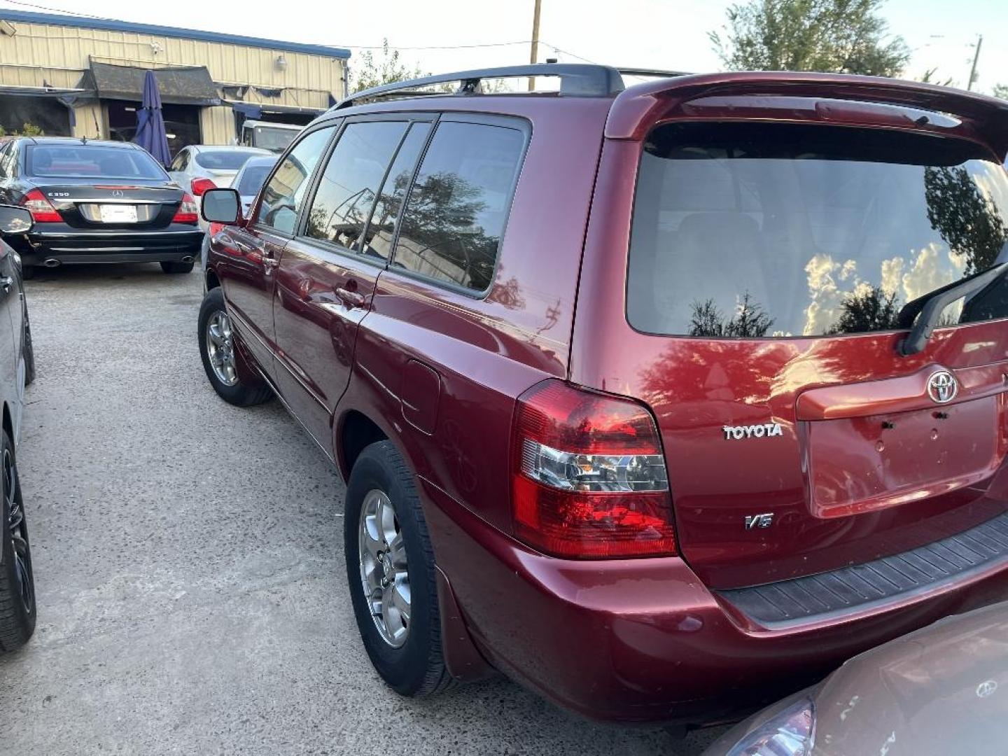 2004 RED TOYOTA HIGHLANDER V6 2WD (JTEGP21A540) with an 3.3L V6 DOHC 24V engine, AUTOMATIC transmission, located at 2303 West Mt. Houston, Houston, 77038, (281) 507-3956, 29.771597, -95.339569 - Photo#3