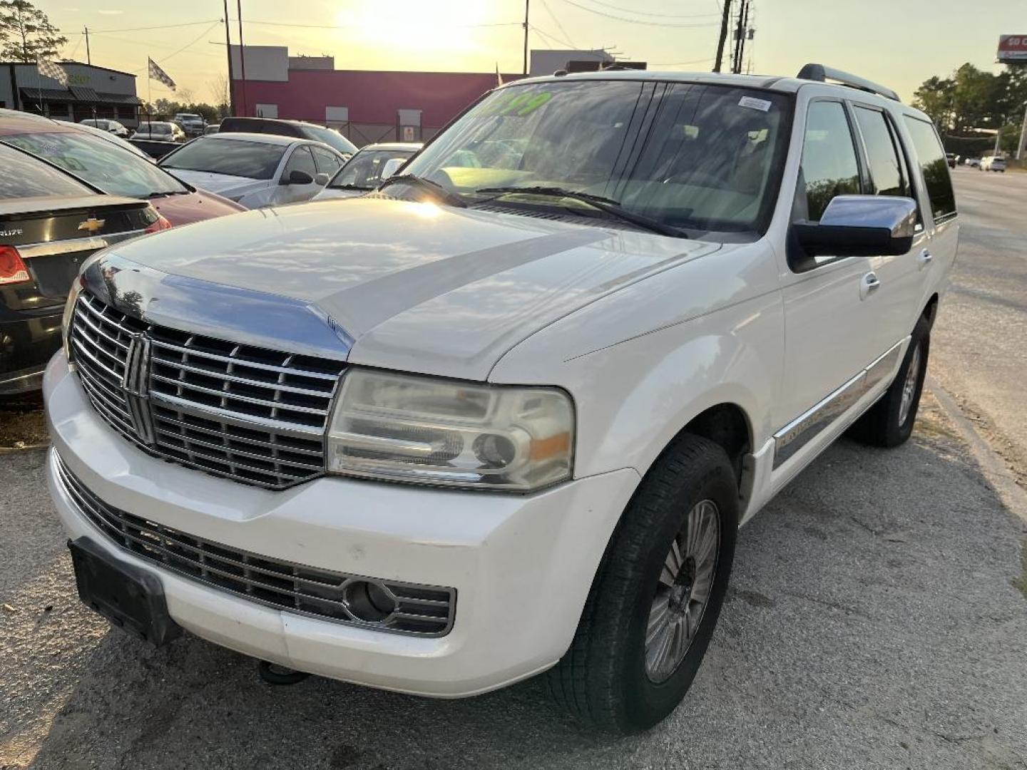 2008 WHITE LINCOLN NAVIGATOR 2WD (5LMFU27508L) with an 5.4L V8 SOHC 24V engine, AUTOMATIC transmission, located at 2303 West Mt. Houston, Houston, 77038, (281) 507-3956, 29.771597, -95.339569 - Photo#1