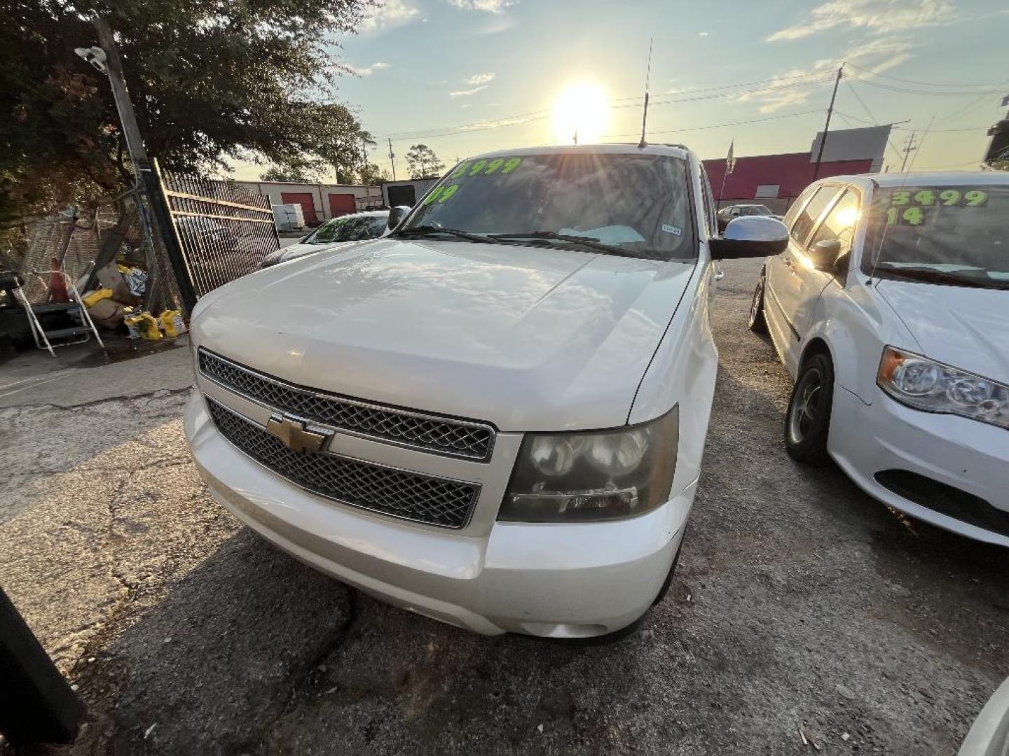 2009 WHITE CHEVROLET SUBURBAN LTZ 1500 4WD (1GNFK36379R) with an 5.3L V8 OHV 16V FFV engine, AUTOMATIC transmission, located at 2303 West Mt. Houston, Houston, 77038, (281) 507-3956, 29.771597, -95.339569 - Photo#1