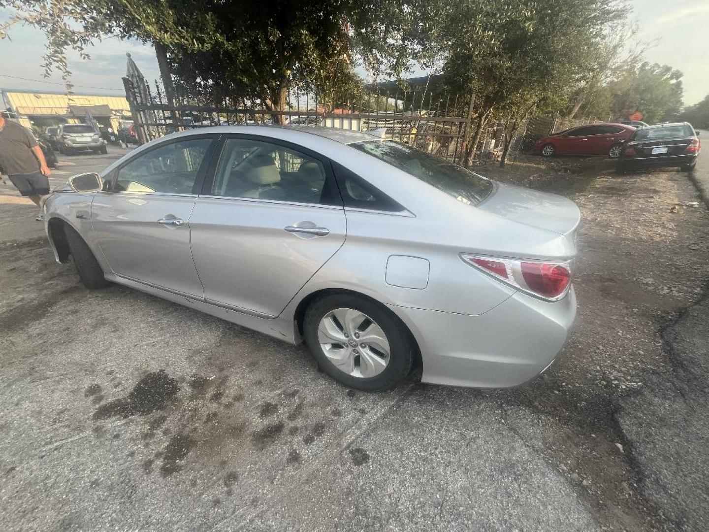 2013 GRAY HYUNDAI SONATA HYBRID Sedan (KMHEC4A43DA) with an 2.4L L4 DOHC 16V HYBRID engine, AUTOMATIC transmission, located at 2303 West Mt. Houston, Houston, 77038, (281) 507-3956, 29.771597, -95.339569 - Photo#2