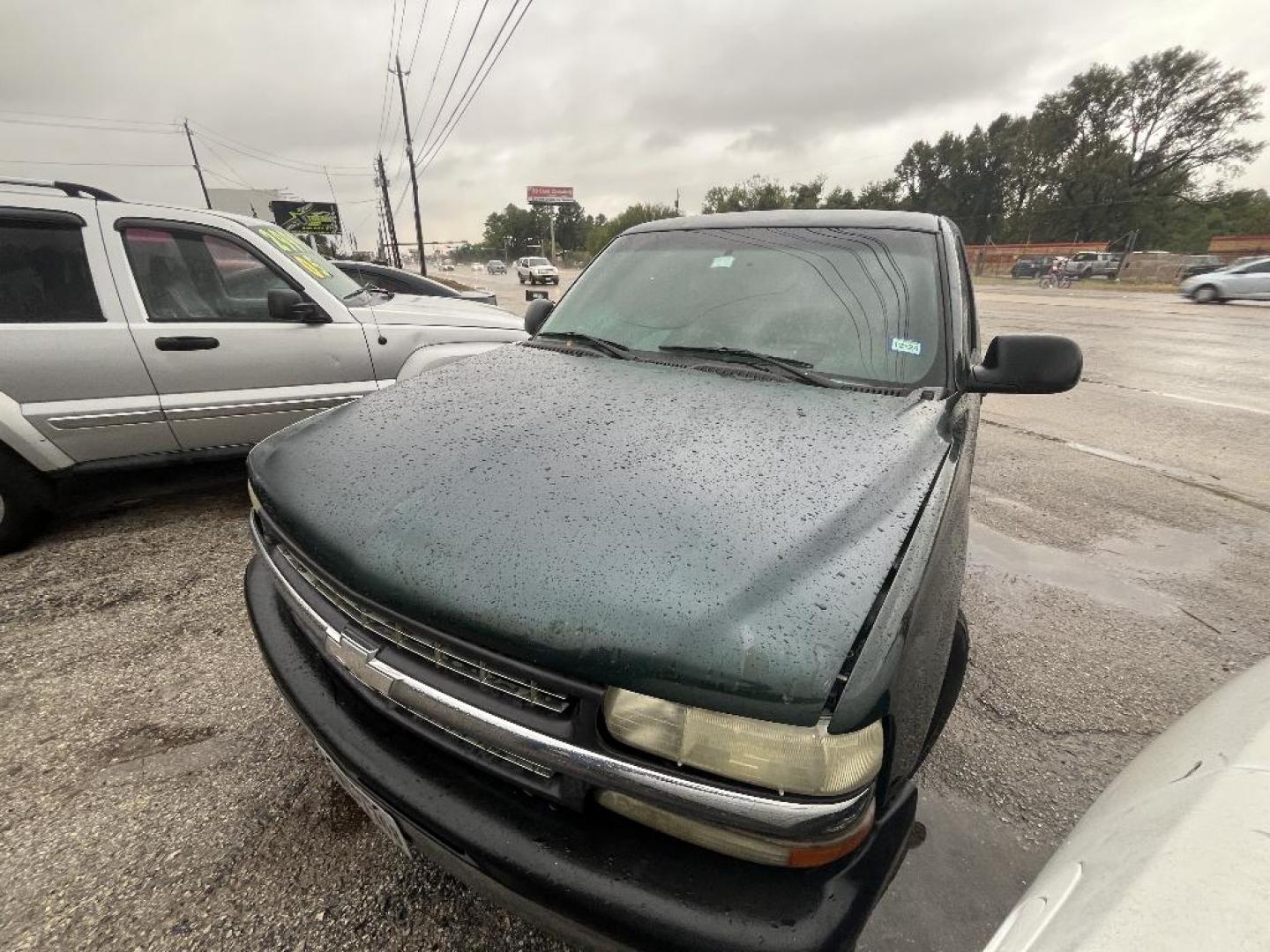 2002 GREEN CHEVROLET SILVERADO 1500 Short Bed 2WD (1GCEC14W62Z) with an 4.3L V6 OHV 12V engine, AUTOMATIC transmission, located at 2303 West Mt. Houston, Houston, 77038, (281) 507-3956, 29.771597, -95.339569 - Photo#1