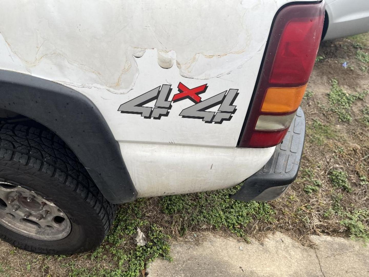 2002 WHITE CHEVROLET SILVERADO 1500 HD LS Crew Cab 4WD (1GCGK13U92F) with an 6.0L V8 OHV 16V engine, AUTOMATIC transmission, located at 2303 West Mt. Houston, Houston, 77038, (281) 507-3956, 29.771597, -95.339569 - Photo#2