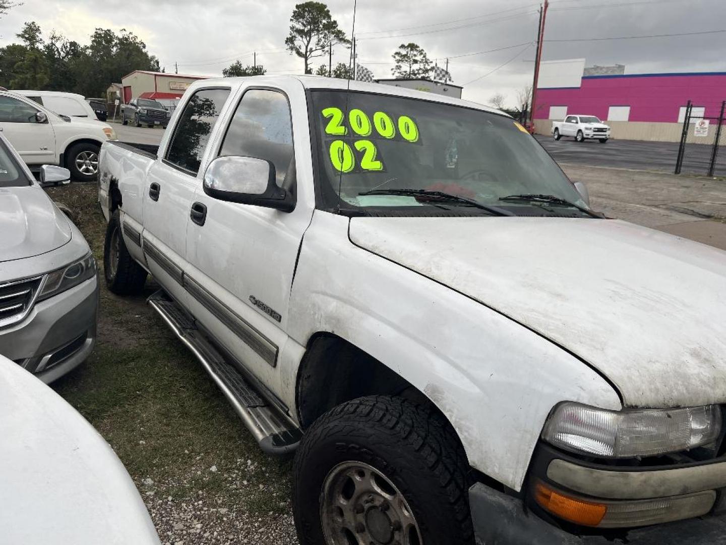 2002 WHITE CHEVROLET SILVERADO 1500 HD LS Crew Cab 4WD (1GCGK13U92F) with an 6.0L V8 OHV 16V engine, AUTOMATIC transmission, located at 2303 West Mt. Houston, Houston, 77038, (281) 507-3956, 29.771597, -95.339569 - Photo#5