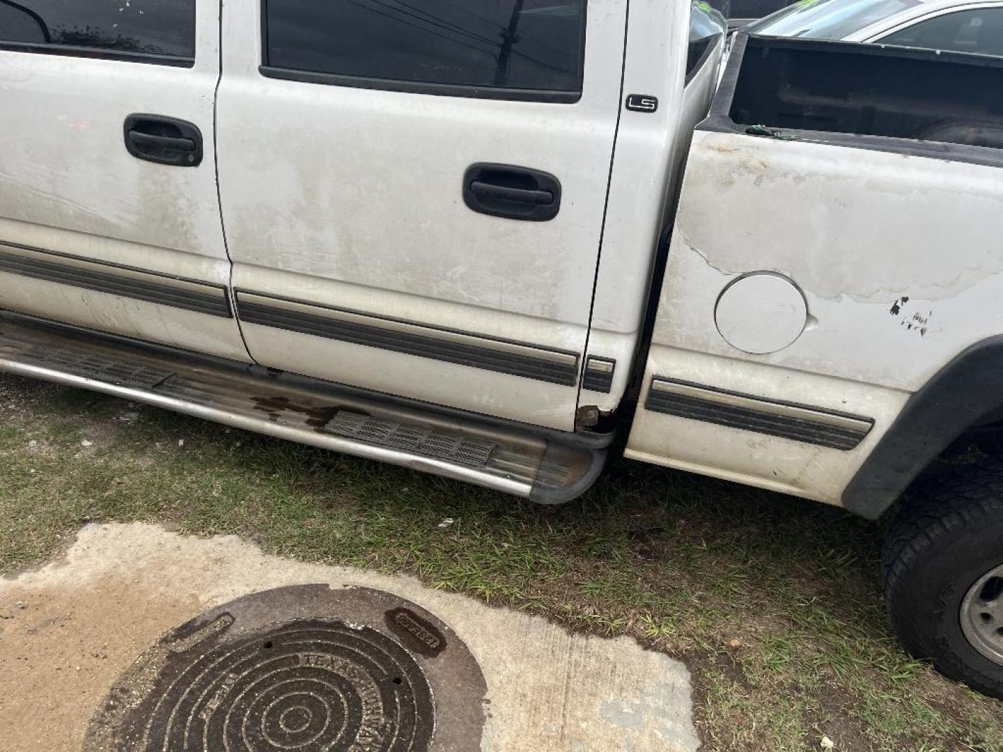 2002 WHITE CHEVROLET SILVERADO 1500 HD LS Crew Cab 4WD (1GCGK13U92F) with an 6.0L V8 OHV 16V engine, AUTOMATIC transmission, located at 2303 West Mt. Houston, Houston, 77038, (281) 507-3956, 29.771597, -95.339569 - Photo#6