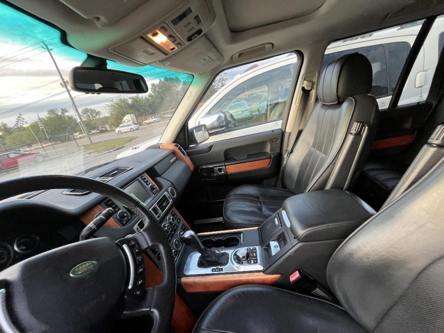 2011 BLACK LAND ROVER LR2 HSE (SALFR2BN1BH) with an 3.2L L6 DOHC 24V engine, AUTOMATIC transmission, located at 2303 West Mt. Houston, Houston, 77038, (281) 507-3956, 29.771597, -95.339569 - Photo#3