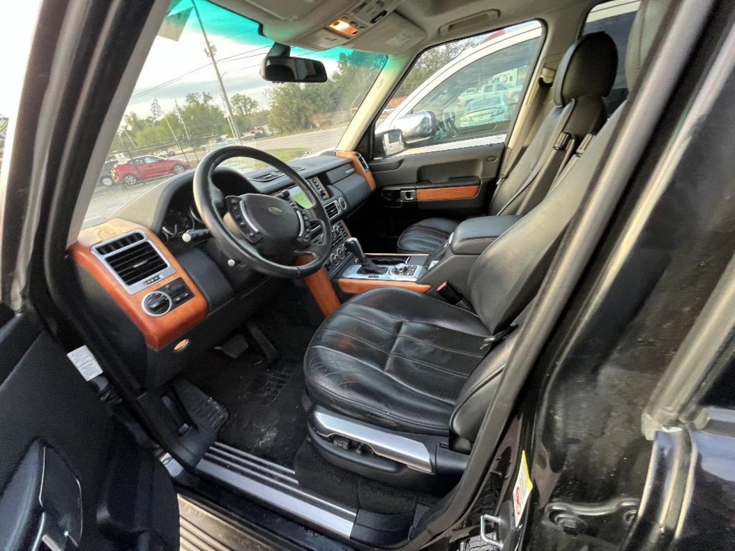 2011 BLACK LAND ROVER LR2 HSE (SALFR2BN1BH) with an 3.2L L6 DOHC 24V engine, AUTOMATIC transmission, located at 2303 West Mt. Houston, Houston, 77038, (281) 507-3956, 29.771597, -95.339569 - Photo#4