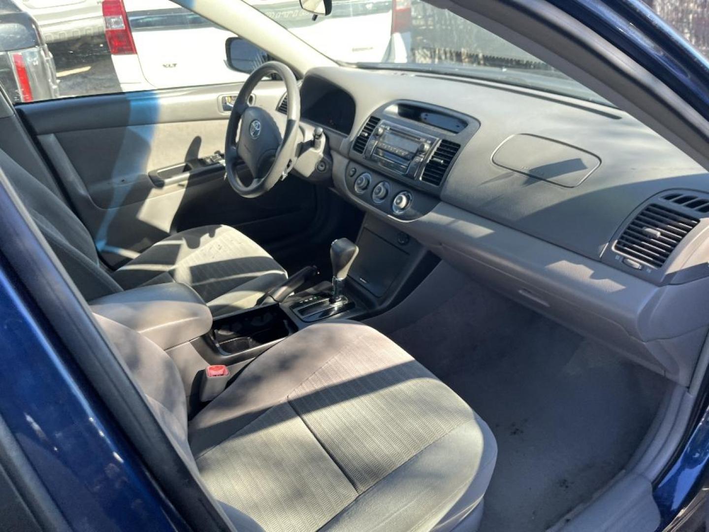 2005 BLUE TOYOTA CAMRY LE (4T1BE32K55U) with an 2.4L L4 DOHC 16V engine, AUTOMATIC transmission, located at 2303 West Mt. Houston, Houston, 77038, (281) 507-3956, 29.771597, -95.339569 - Photo#2