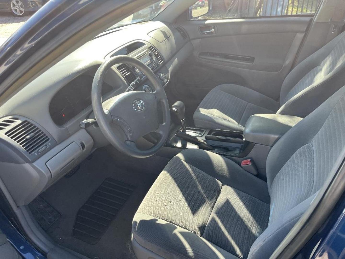 2005 BLUE TOYOTA CAMRY LE (4T1BE32K55U) with an 2.4L L4 DOHC 16V engine, AUTOMATIC transmission, located at 2303 West Mt. Houston, Houston, 77038, (281) 507-3956, 29.771597, -95.339569 - Photo#3