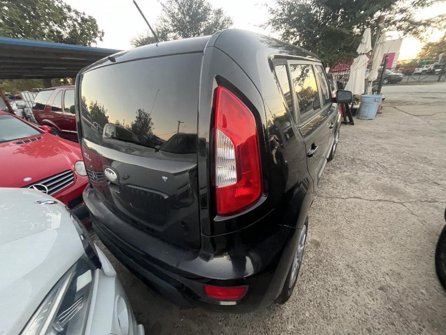 2013 BLACK KIA SOUL Base (KNDJT2A52D7) with an 1.6L L4 DOHC 16V engine, MANUAL transmission, located at 2303 West Mt. Houston, Houston, 77038, (281) 507-3956, 29.771597, -95.339569 - Photo#2