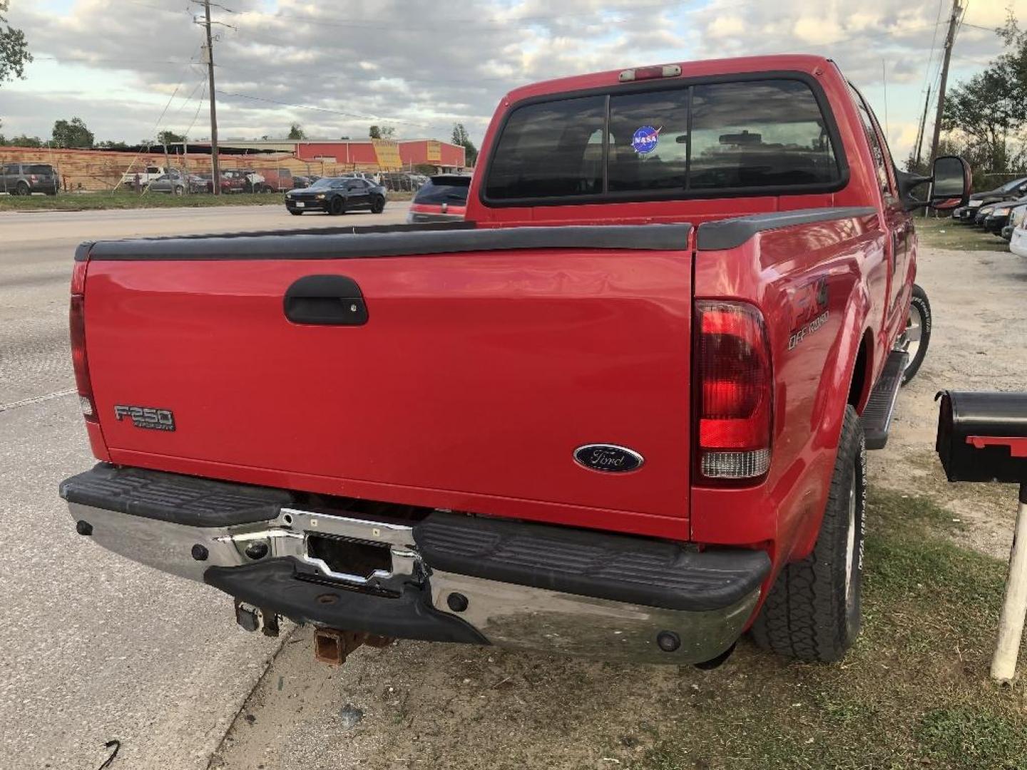 2004 RED FORD F-250 SD XLT Crew Cab 4WD (1FTNW21P34E) with an 6.0L V8 OHV 32V TURBO DIESEL engine, AUTOMATIC transmission, located at 2303 West Mt. Houston, Houston, 77038, (281) 507-3956, 29.771597, -95.339569 - Photo#6