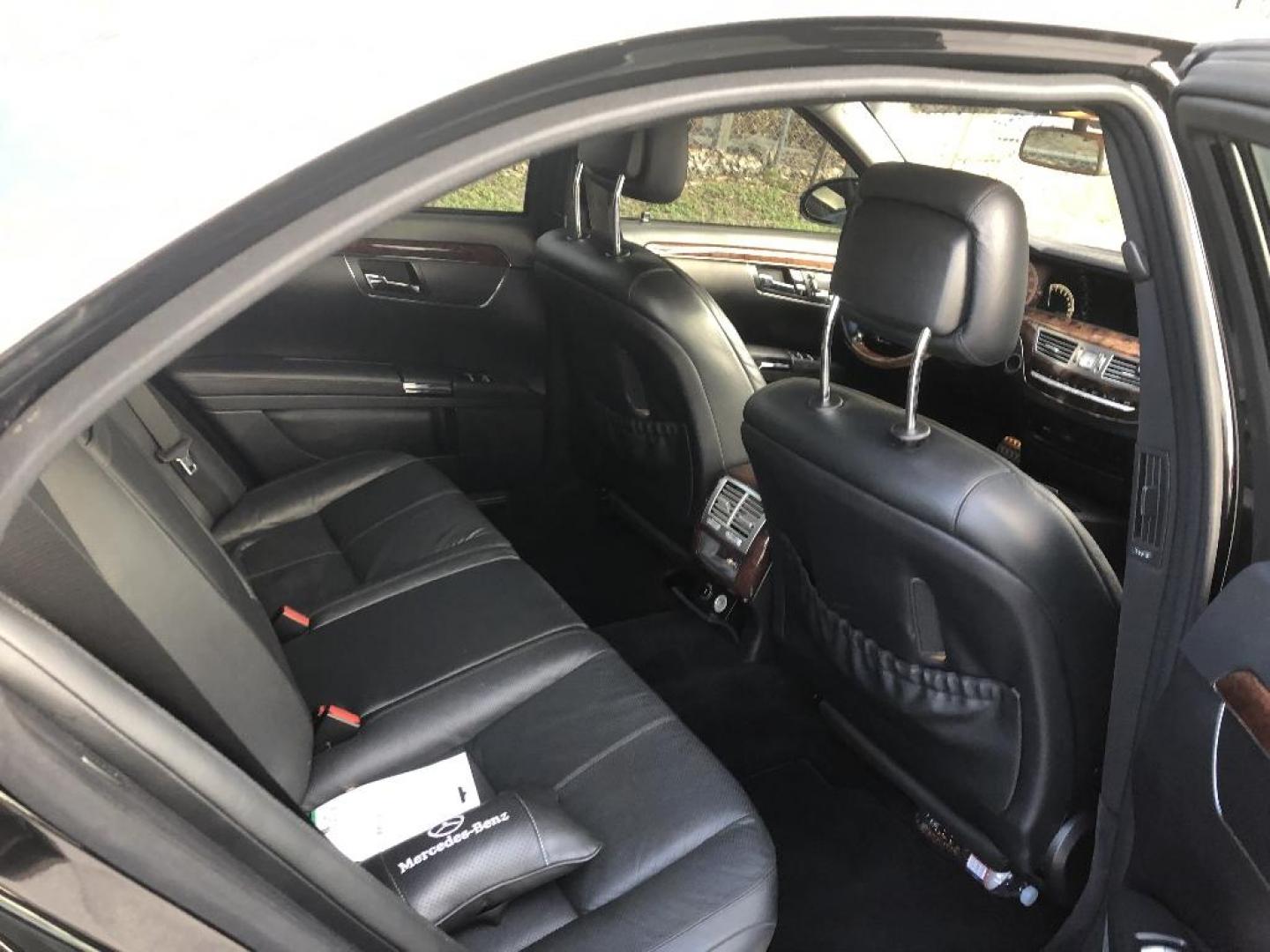 2009 BLACK MERCEDES-BENZ S-CLASS S550 (WDDNG71XX9A) with an 5.5L V8 DOHC 32V engine, AUTOMATIC transmission, located at 2303 West Mt. Houston, Houston, 77038, (281) 507-3956, 29.771597, -95.339569 - Photo#2