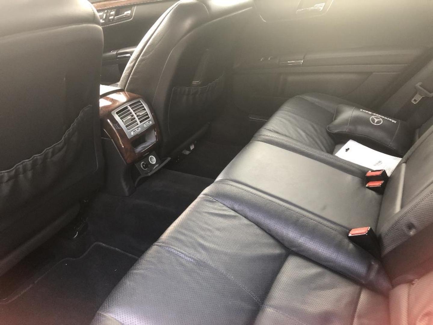 2009 BLACK MERCEDES-BENZ S-CLASS S550 (WDDNG71XX9A) with an 5.5L V8 DOHC 32V engine, AUTOMATIC transmission, located at 2303 West Mt. Houston, Houston, 77038, (281) 507-3956, 29.771597, -95.339569 - Photo#4