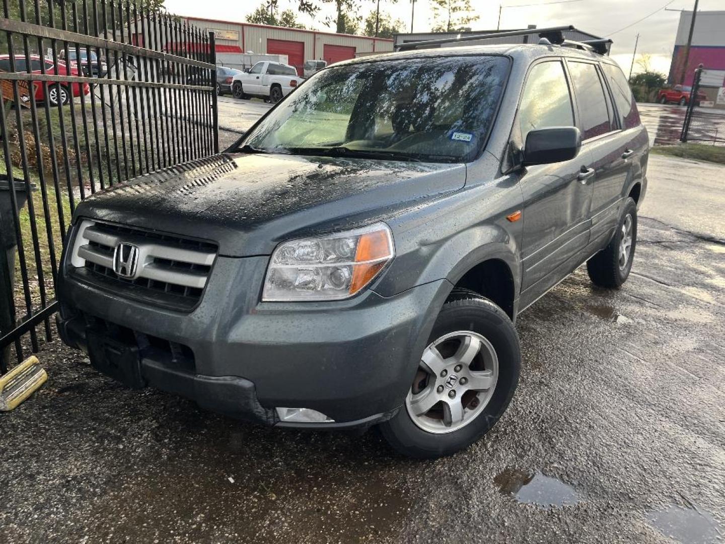 2006 GRAY HONDA PILOT EX w/ Leather (5FNYF28586B) with an 3.5L V6 SOHC 24V engine, AUTOMATIC transmission, located at 2303 West Mt. Houston, Houston, 77038, (281) 507-3956, 29.771597, -95.339569 - Photo#0