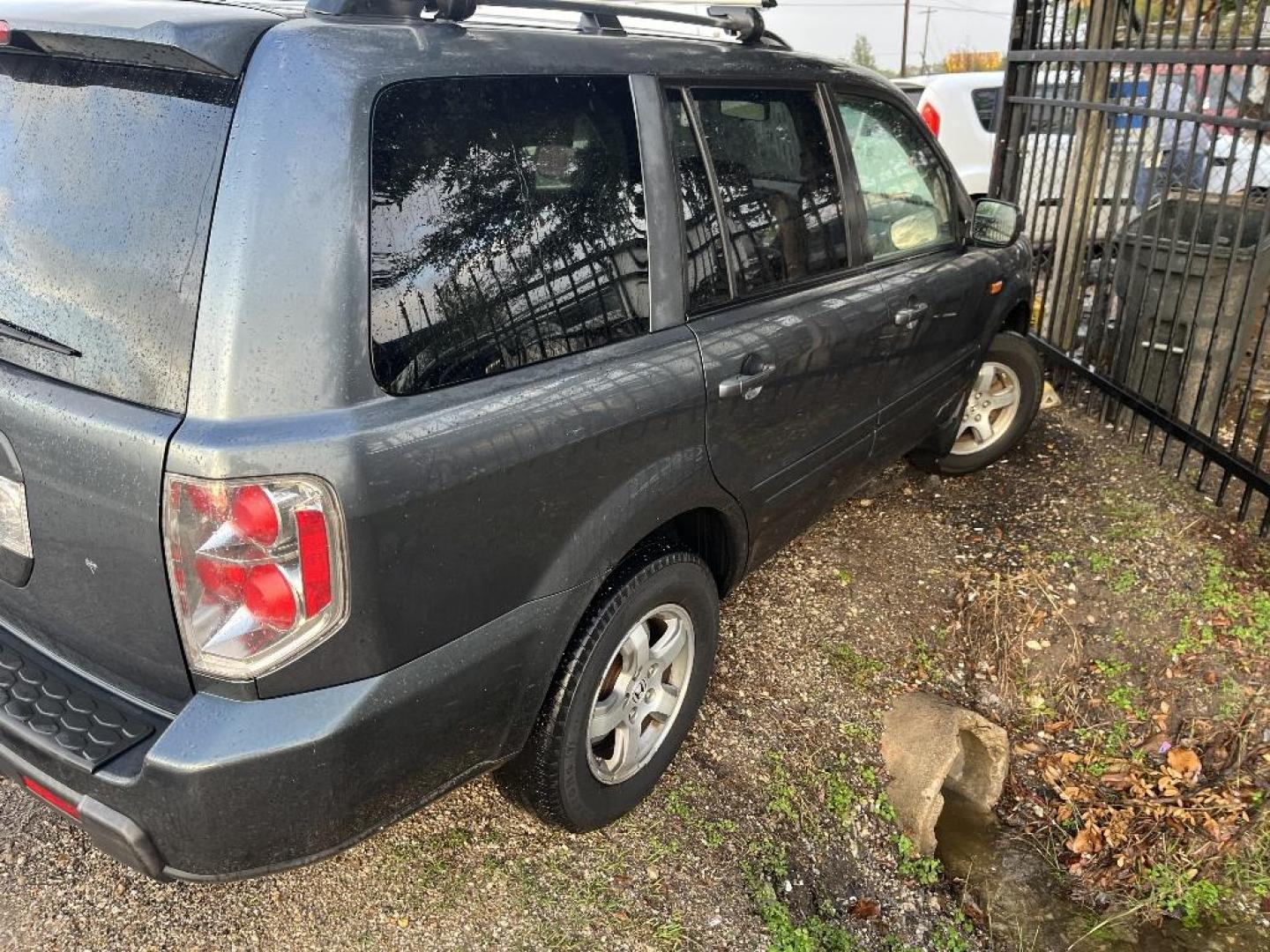 2006 GRAY HONDA PILOT EX w/ Leather (5FNYF28586B) with an 3.5L V6 SOHC 24V engine, AUTOMATIC transmission, located at 2303 West Mt. Houston, Houston, 77038, (281) 507-3956, 29.771597, -95.339569 - Photo#4