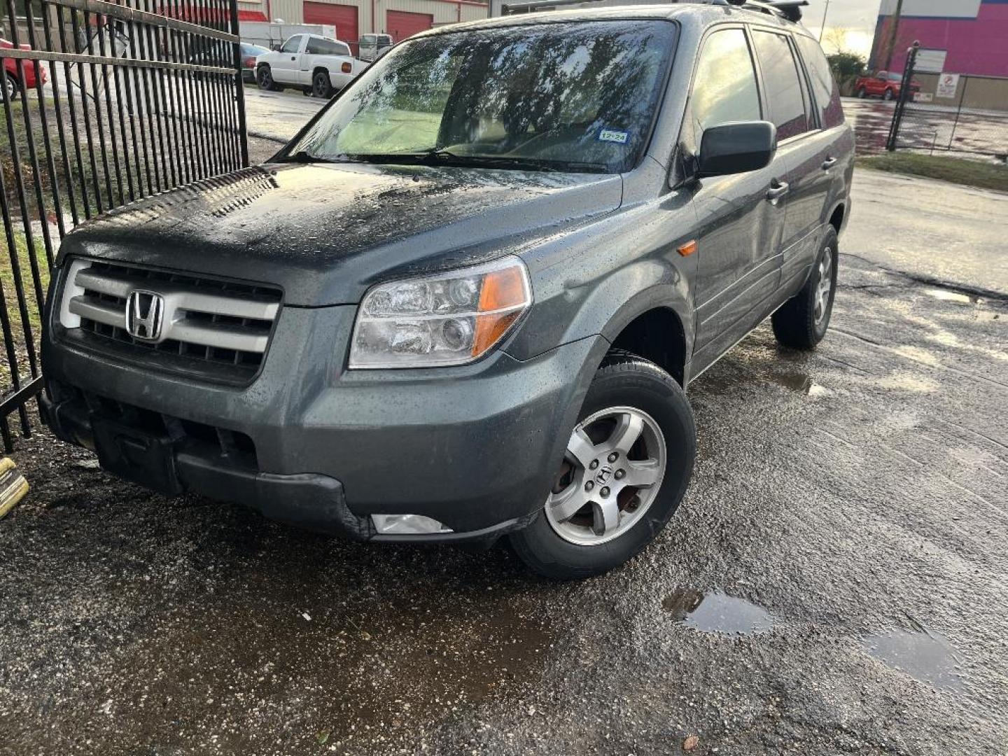 2006 GRAY HONDA PILOT EX w/ Leather (5FNYF28586B) with an 3.5L V6 SOHC 24V engine, AUTOMATIC transmission, located at 2303 West Mt. Houston, Houston, 77038, (281) 507-3956, 29.771597, -95.339569 - Photo#5