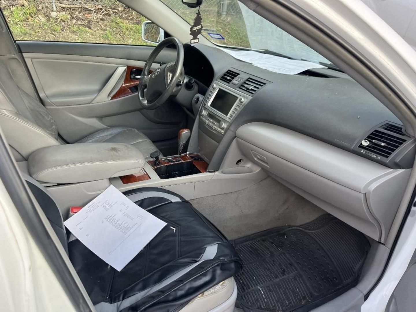 2010 WHITE TOYOTA CAMRY SE V6 6-Spd AT (4T1BK3EK3AU) with an 3.5L V6 DOHC 24V engine, AUTOMATIC transmission, located at 2303 West Mt. Houston, Houston, 77038, (281) 507-3956, 29.771597, -95.339569 - Photo#5