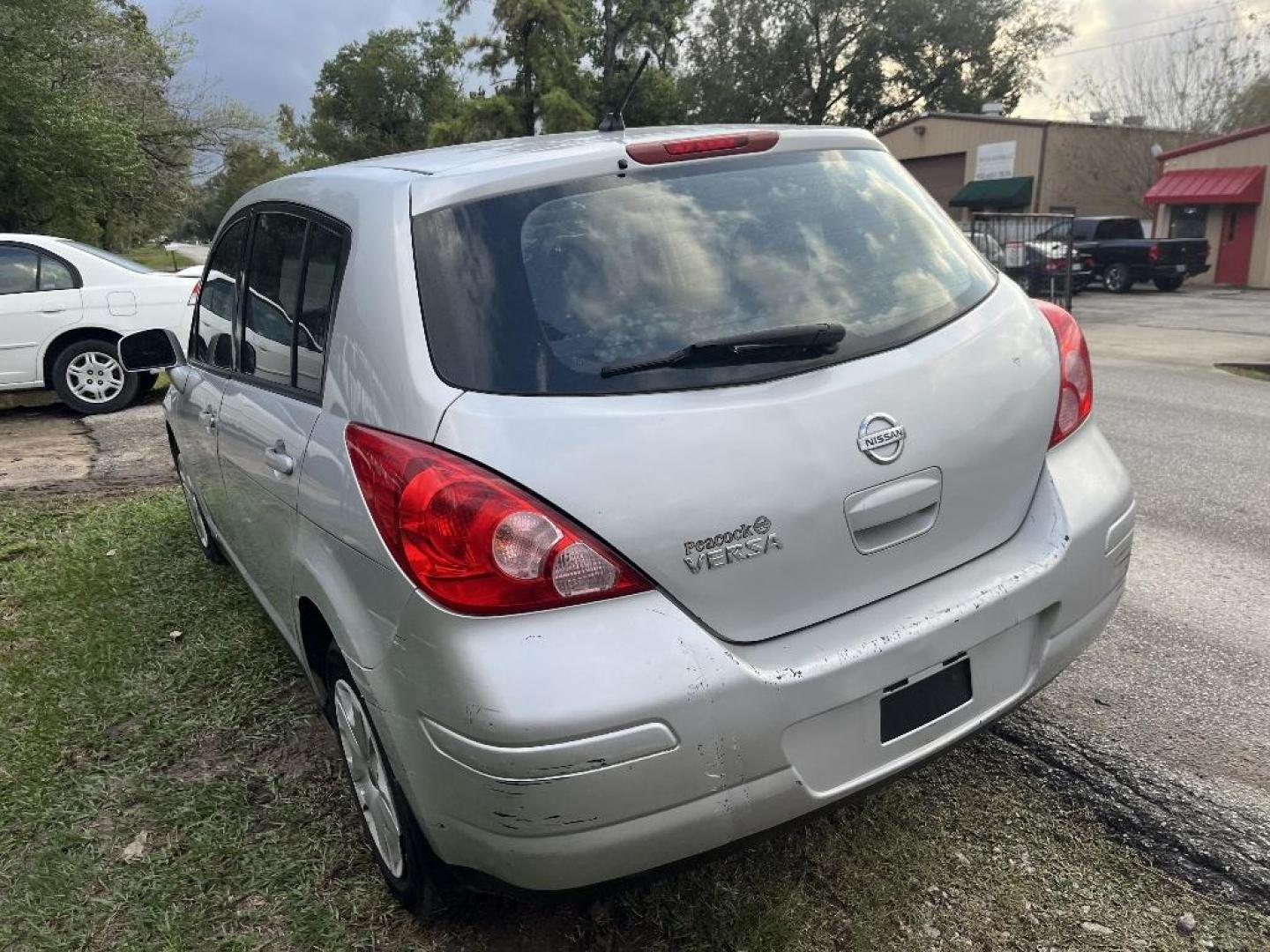 2011 GRAY NISSAN VERSA 1.8 SL Hatchback (3N1BC1CP2BL) with an 1.8L L4 DOHC 16V engine, AUTOMATIC transmission, located at 2303 West Mt. Houston, Houston, 77038, (281) 507-3956, 29.771597, -95.339569 - Photo#1