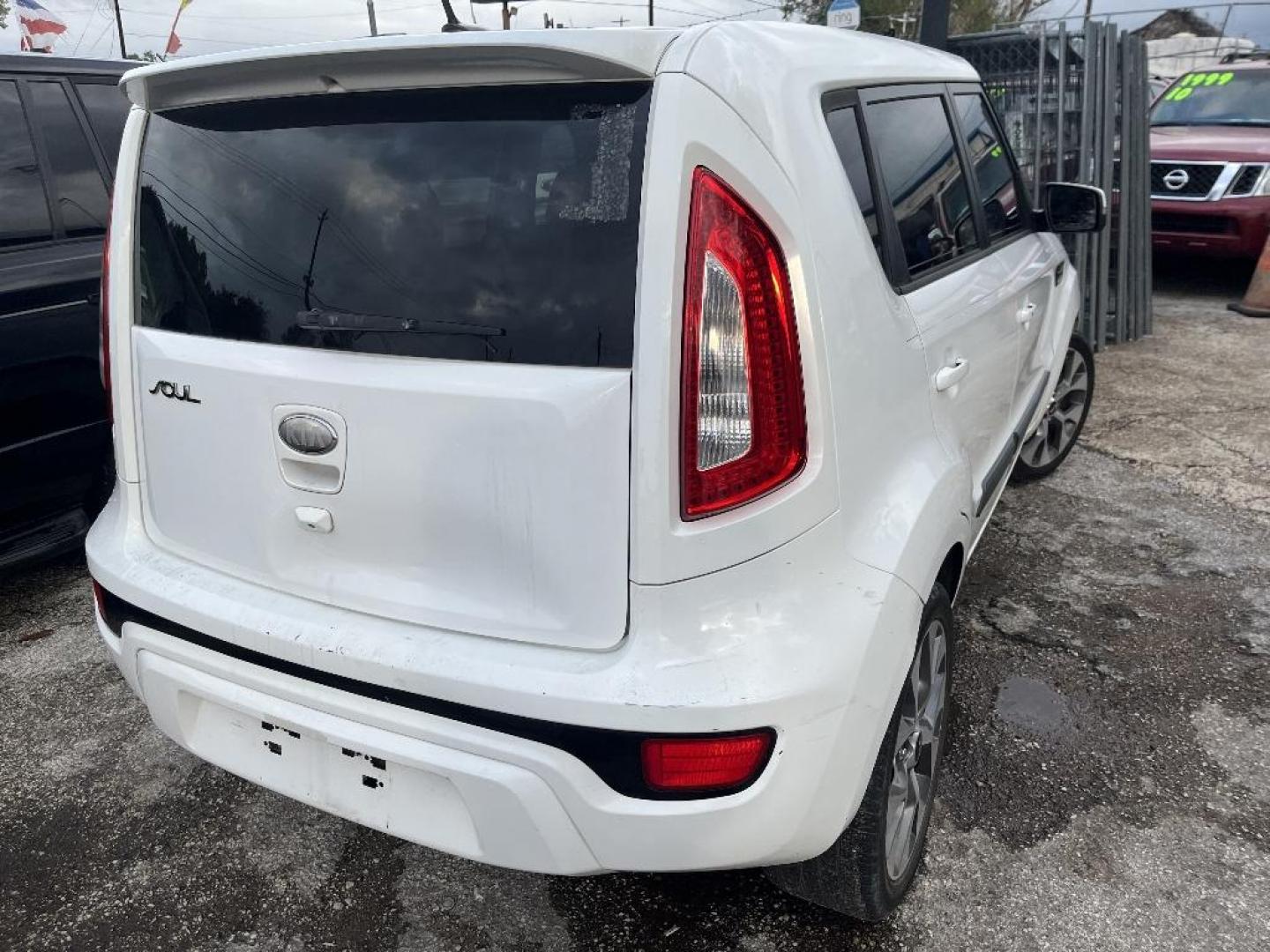 2013 WHITE KIA SOUL 1 (KNDJT2A65D7) with an 2.0L L4 DOHC 16V engine, AUTOMATIC transmission, located at 2303 West Mt. Houston, Houston, 77038, (281) 507-3956, 29.771597, -95.339569 - Photo#6